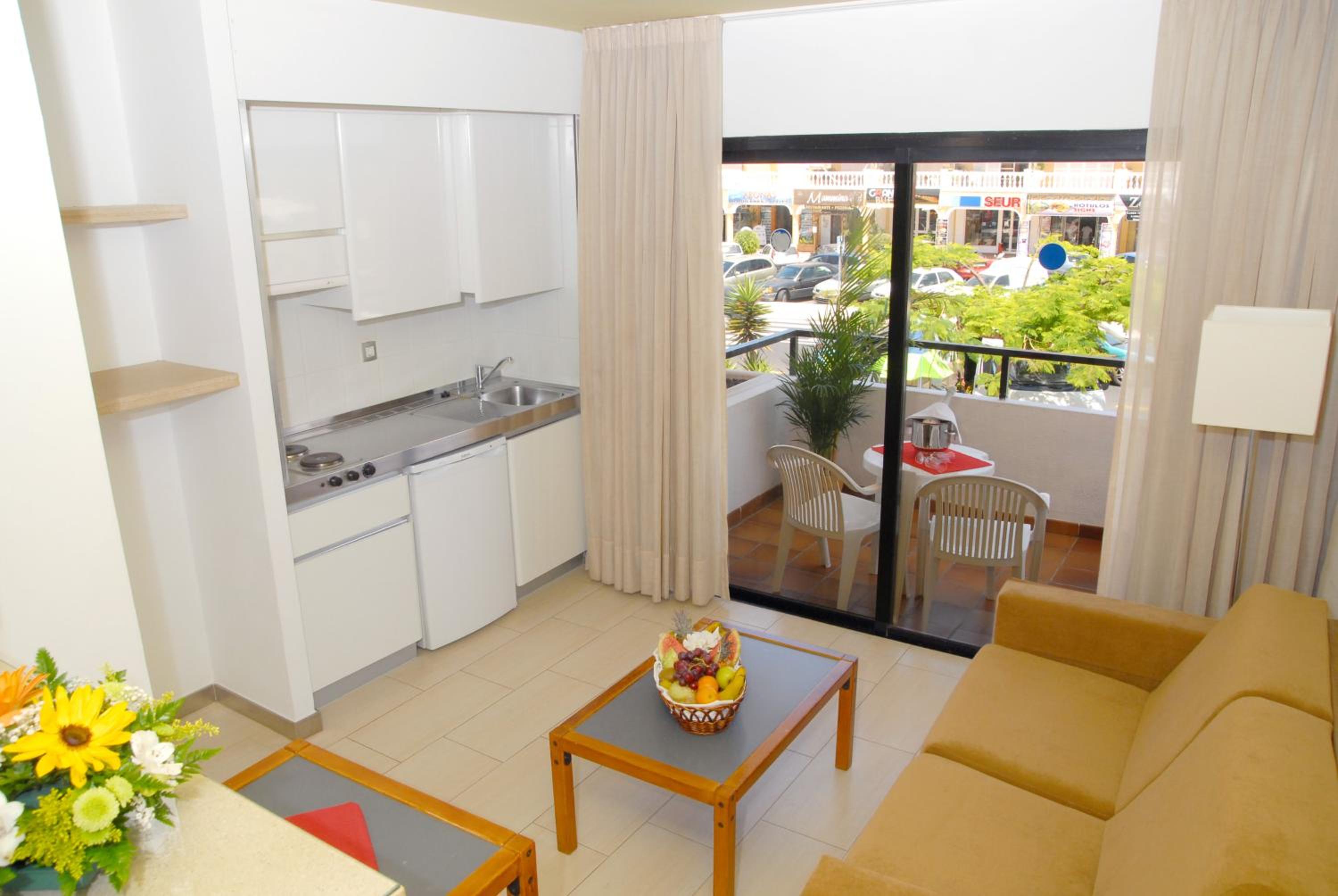 Studio with Balcony (2 Adults) - Photo 18