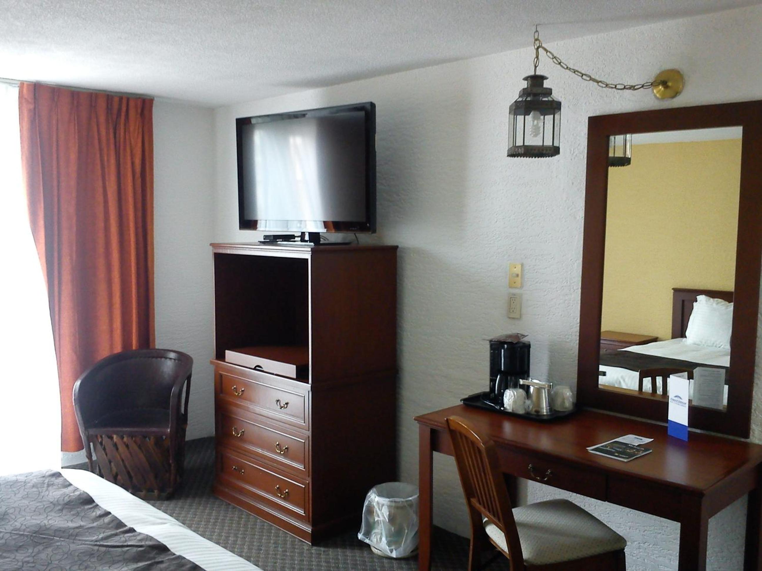 King Room - Non-Smoking - Photo 7