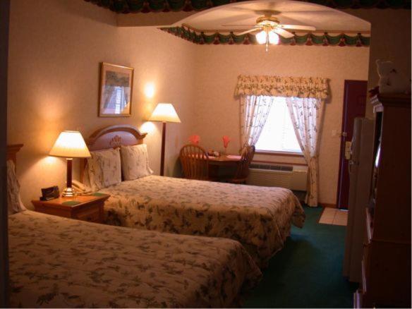 Queen Room with Two Queen Beds photo 3