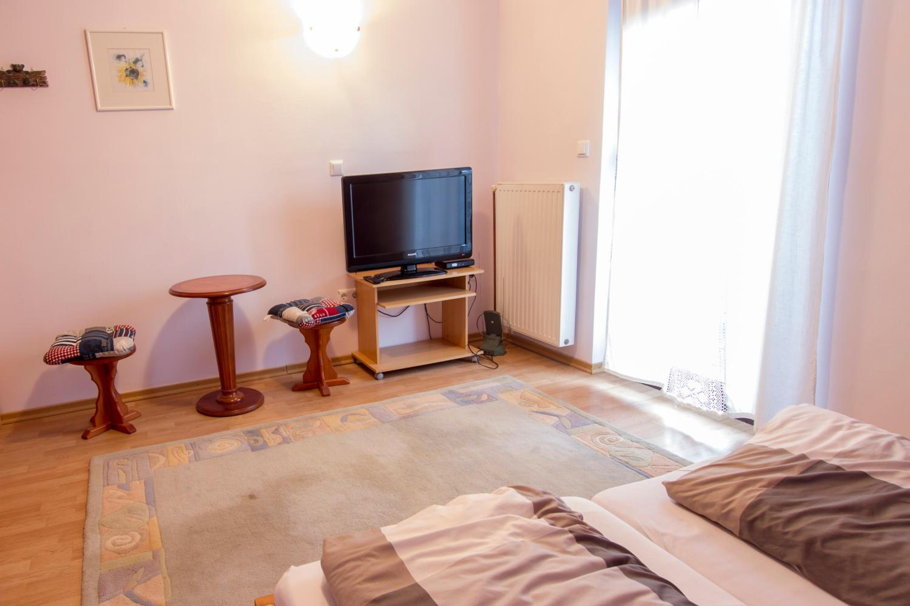 Double Room with Private Bathroom - Photo 2