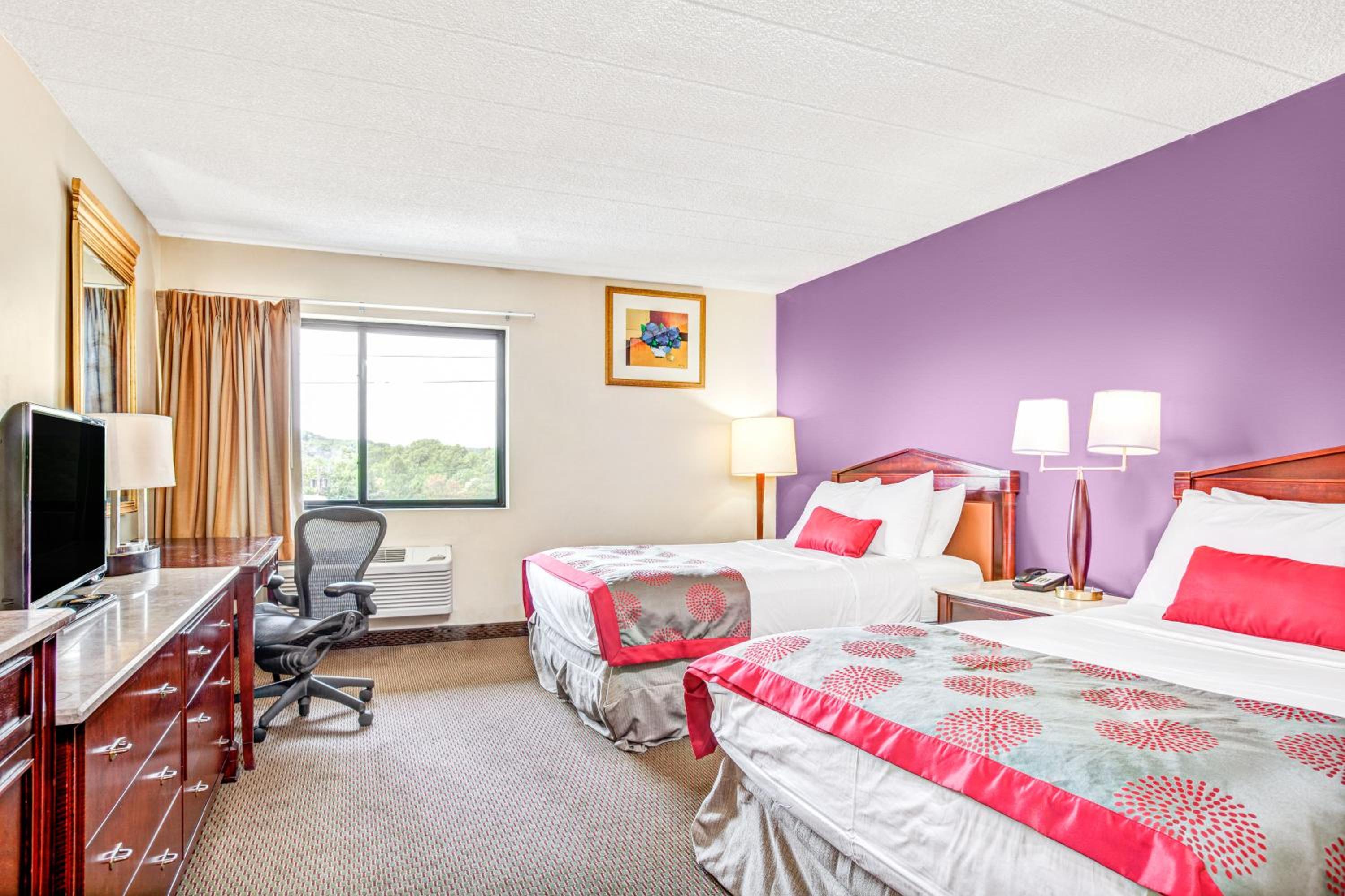 Double Room with Two Double Beds - Disabiilty Access/Non-Smoking photo 1