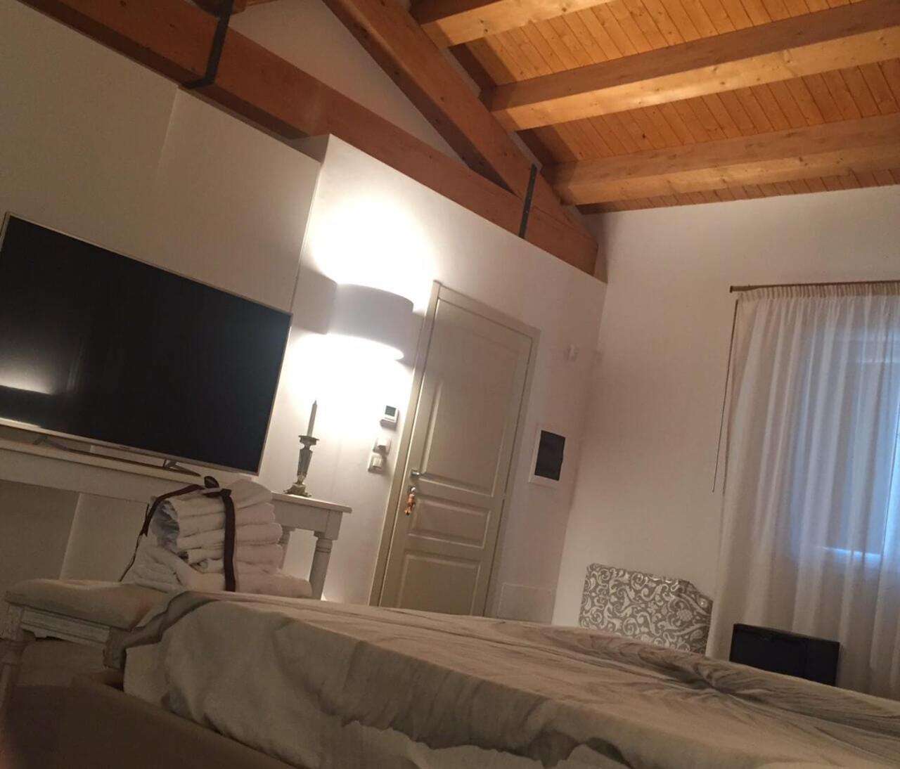 King Room with Balcony - Photo 4