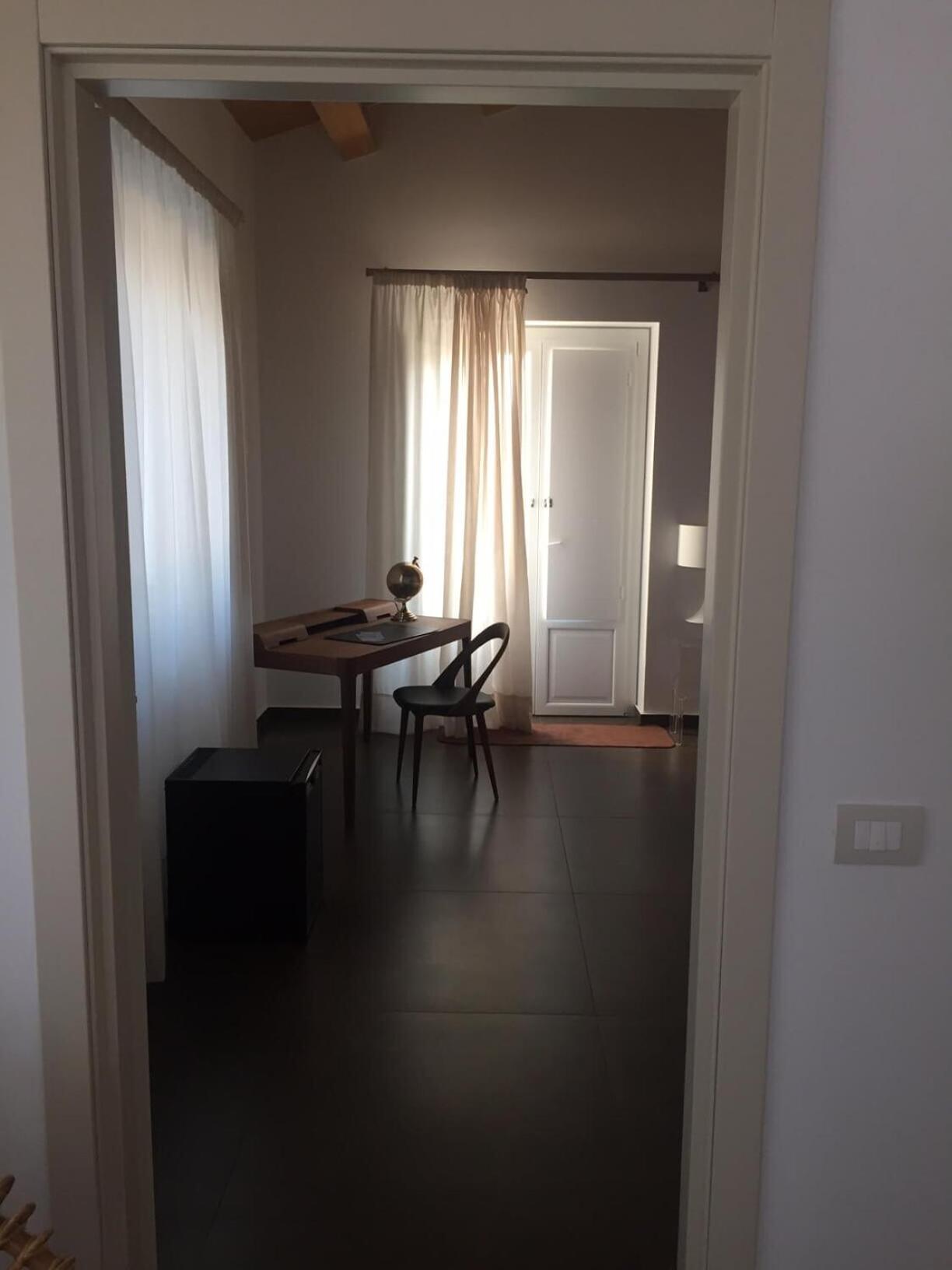 King Room with Balcony - Photo 6