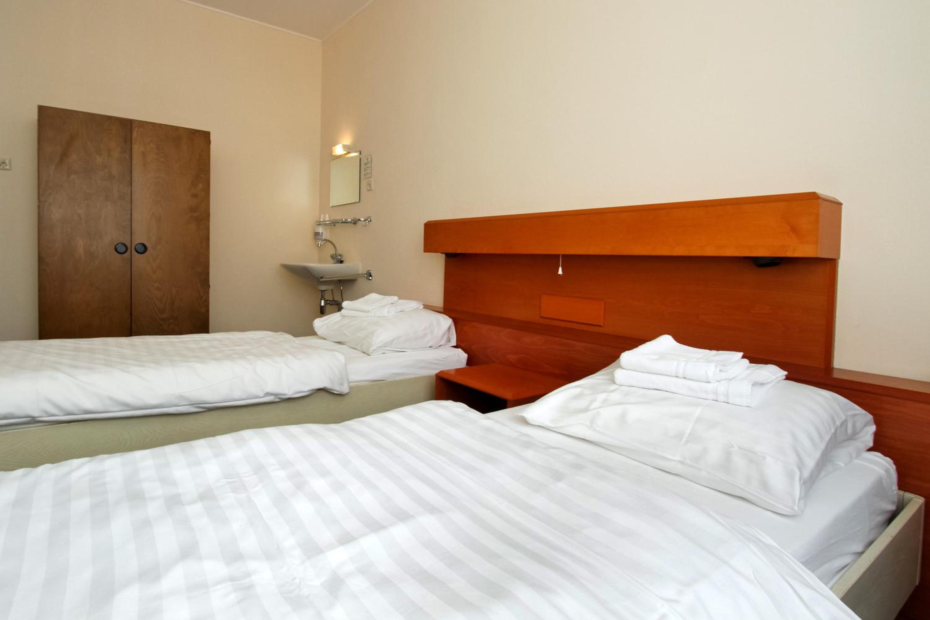 Economy Twin Room with Shared Bathroom photo 2