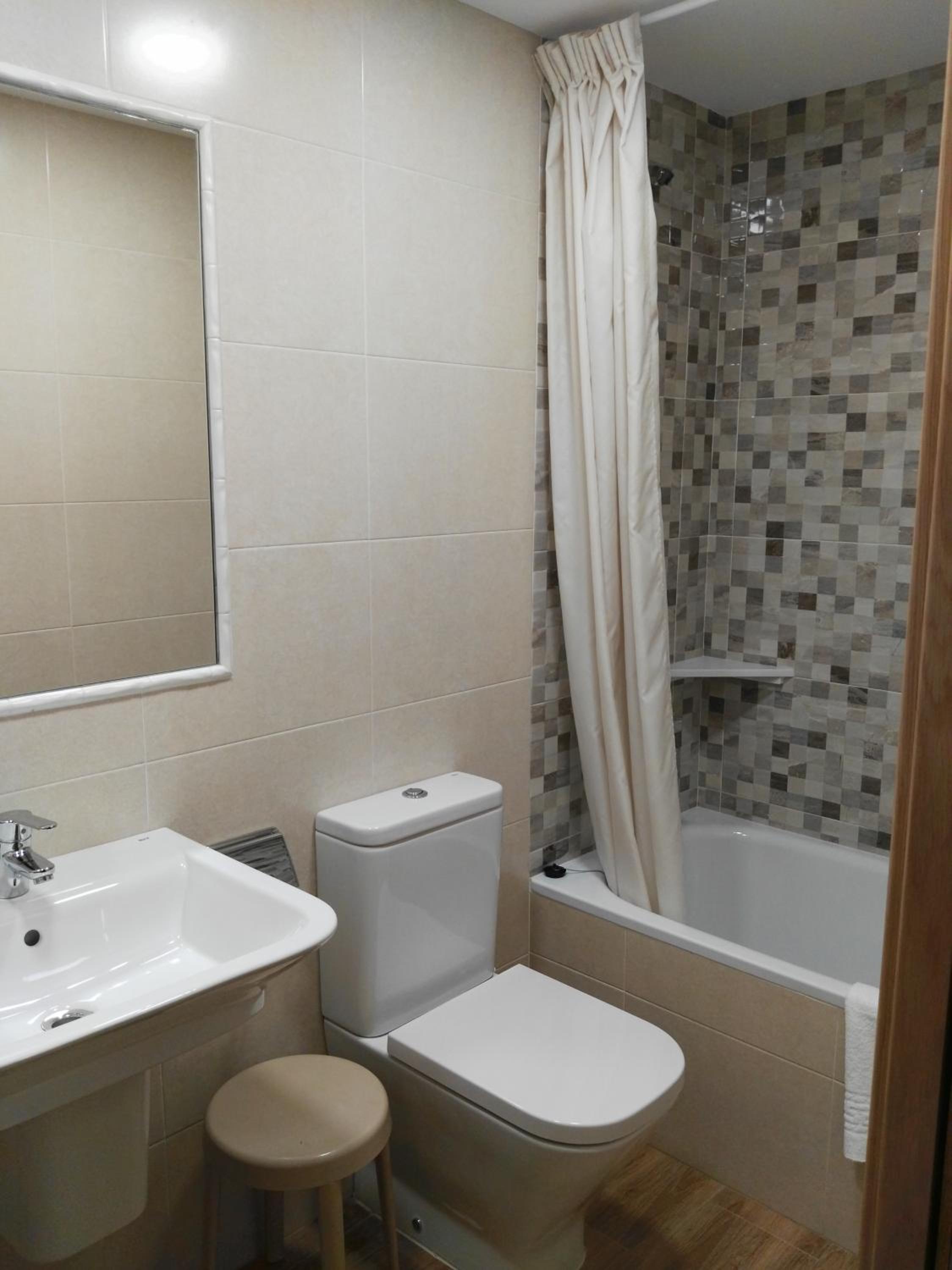 Double Room with Private Bathroom - Photo 2