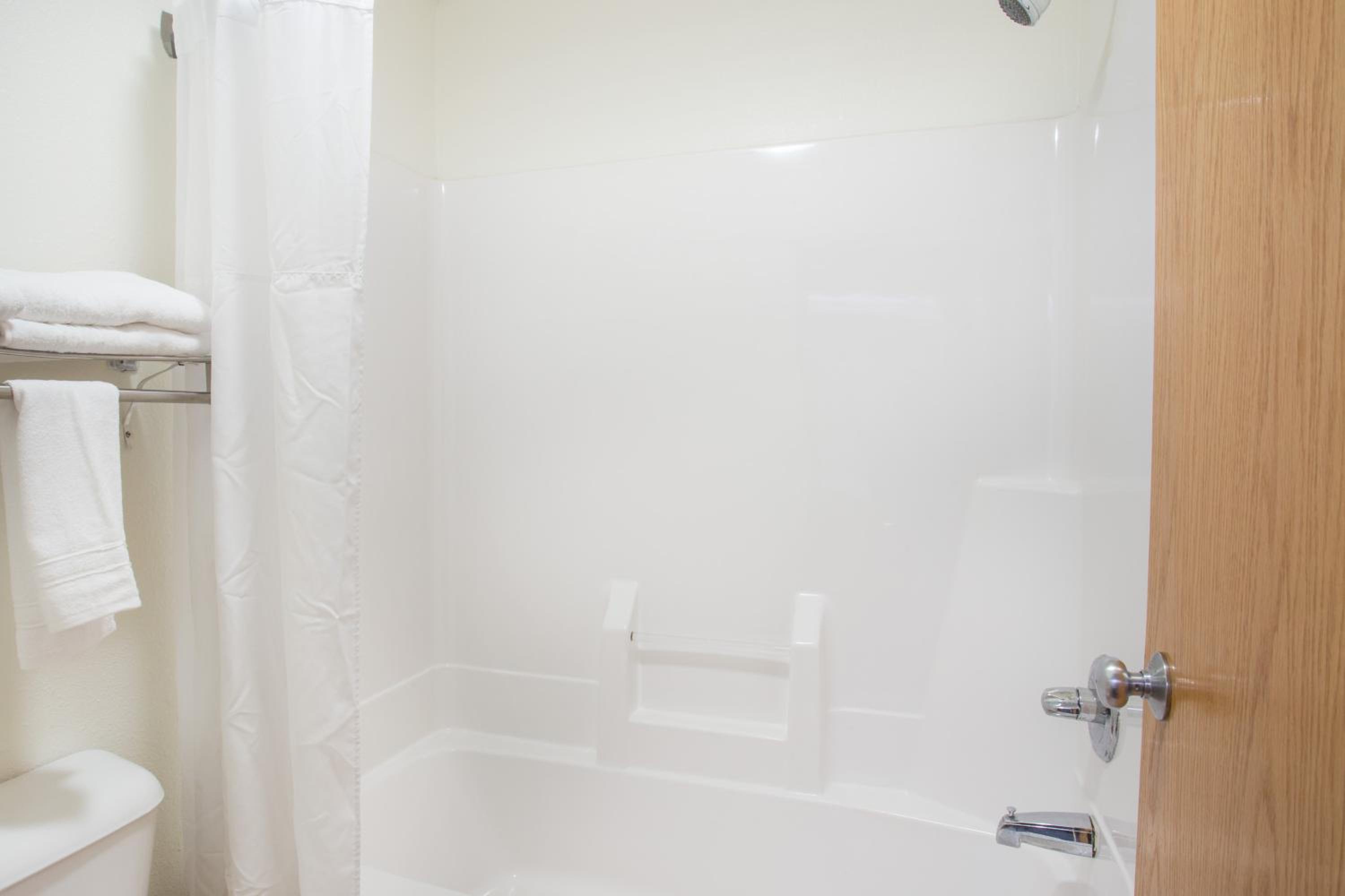Queen Suite - Non-Smoking photo 3