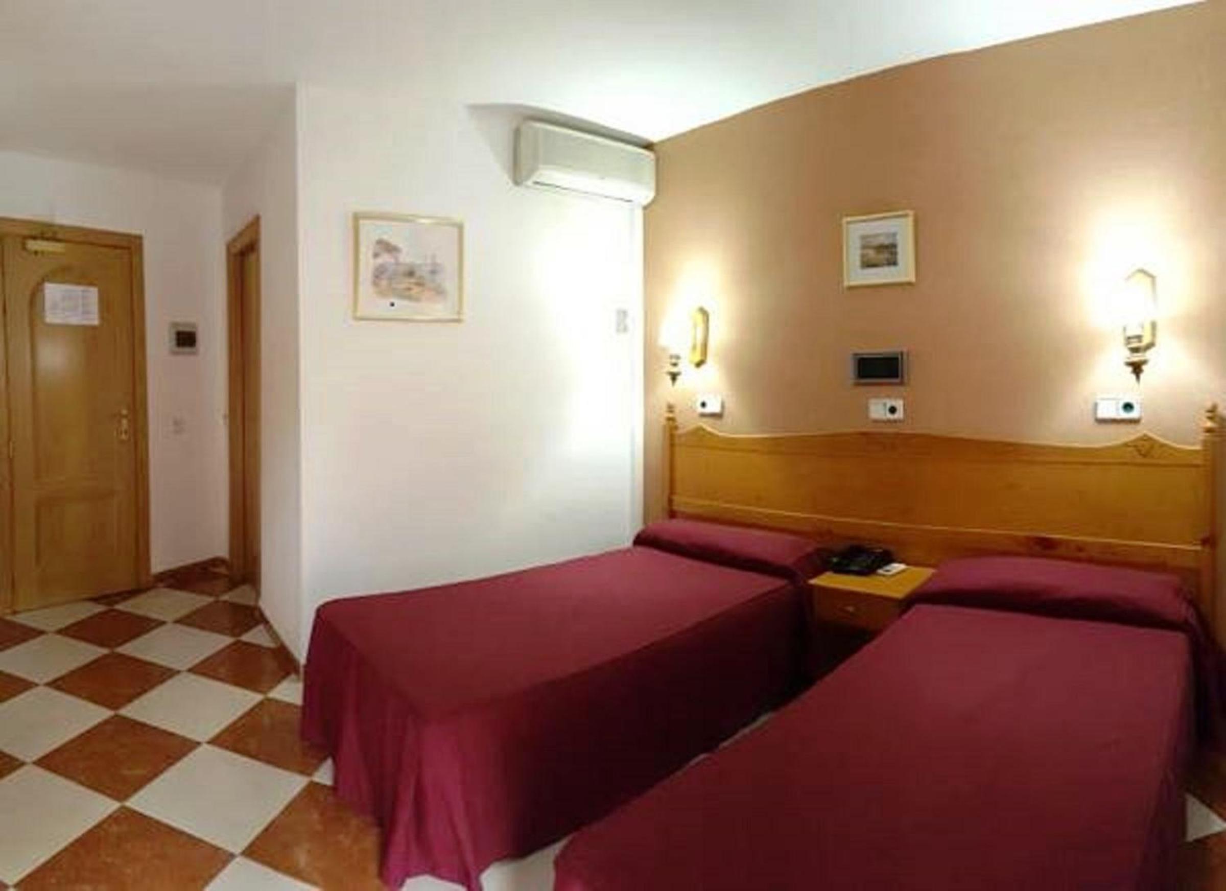 Double or Twin Room - Photo 3