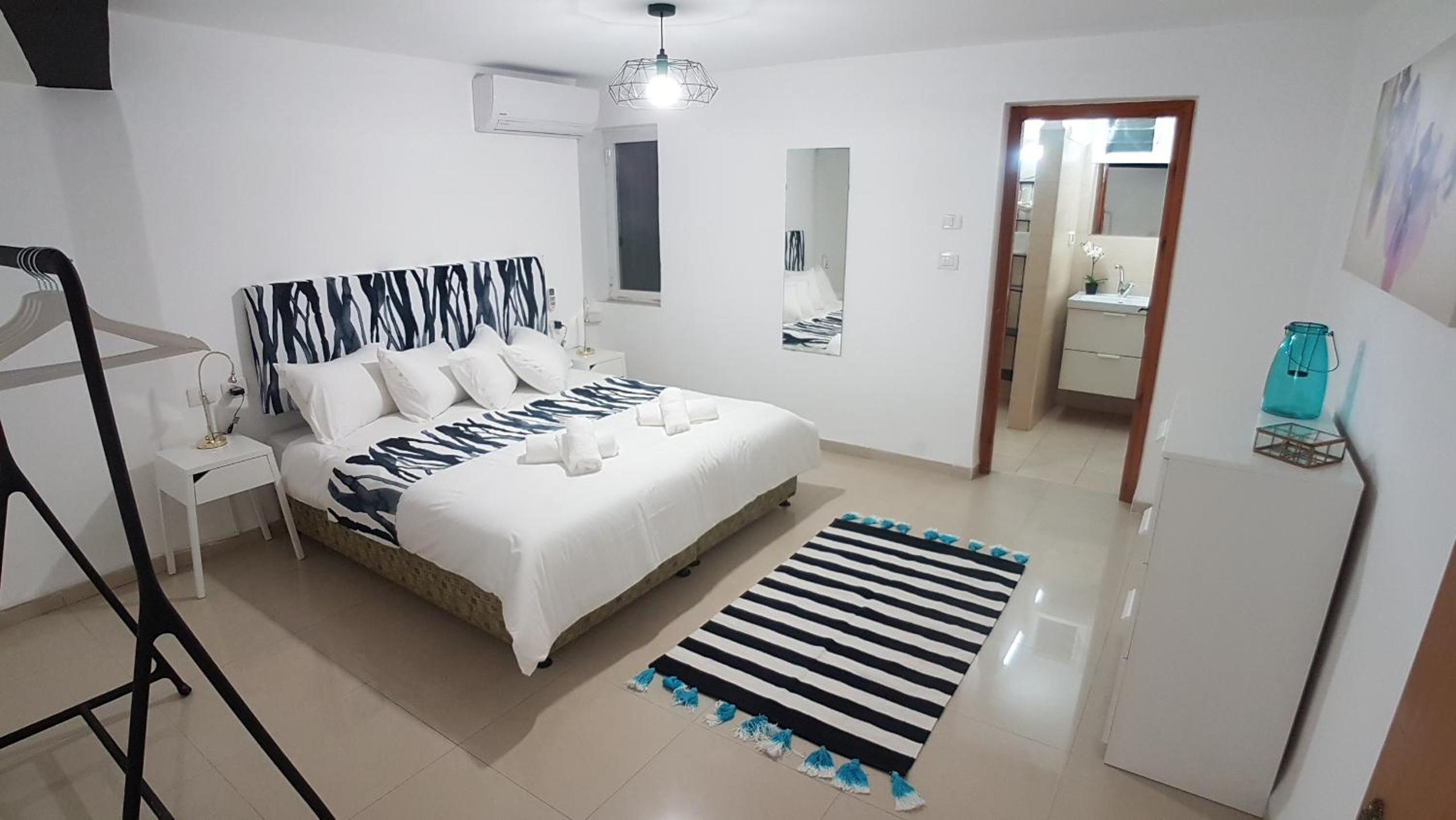 One-Bedroom Apartment photo 1
