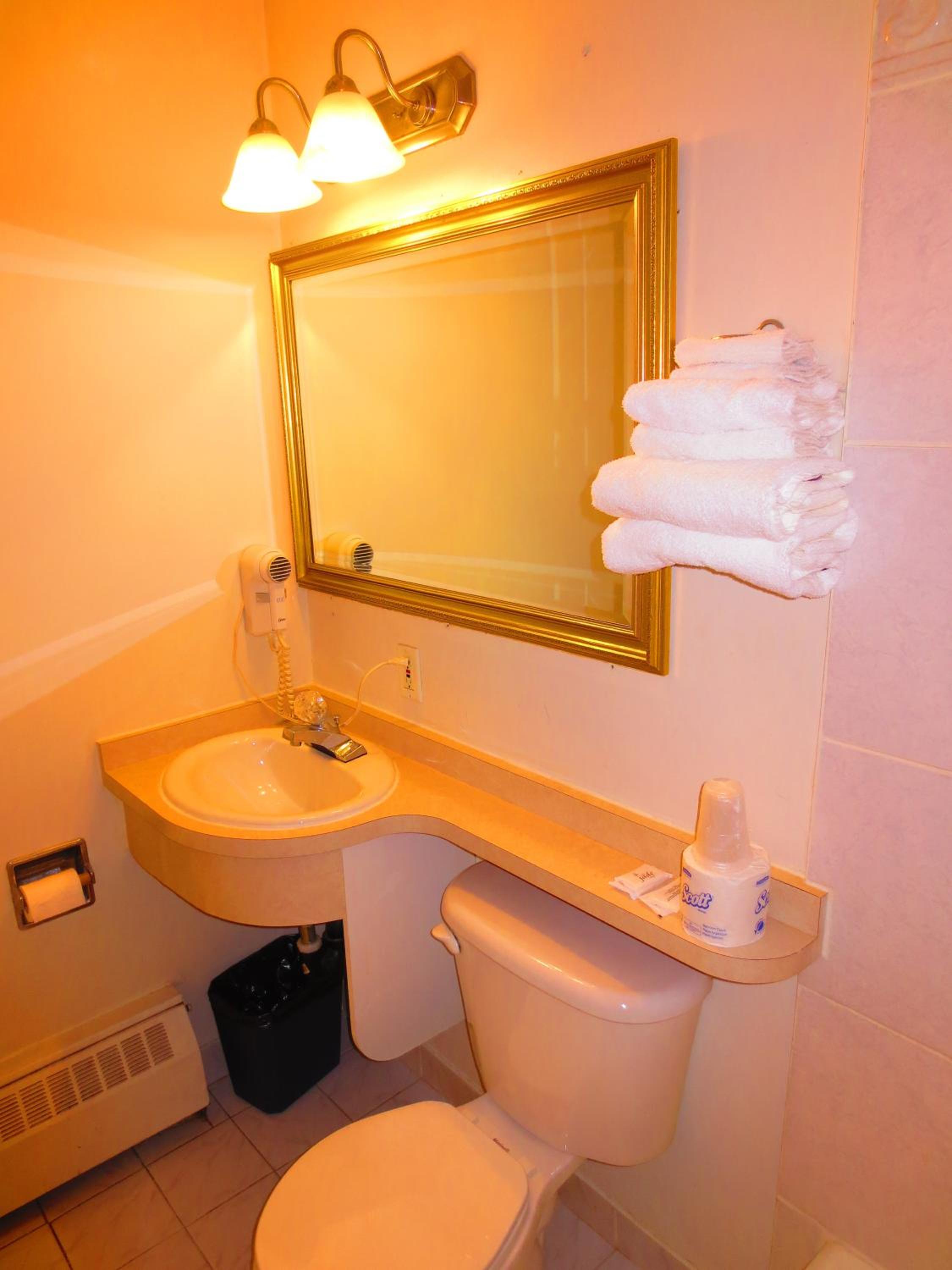 Queen Room - Non-Smoking photo 2