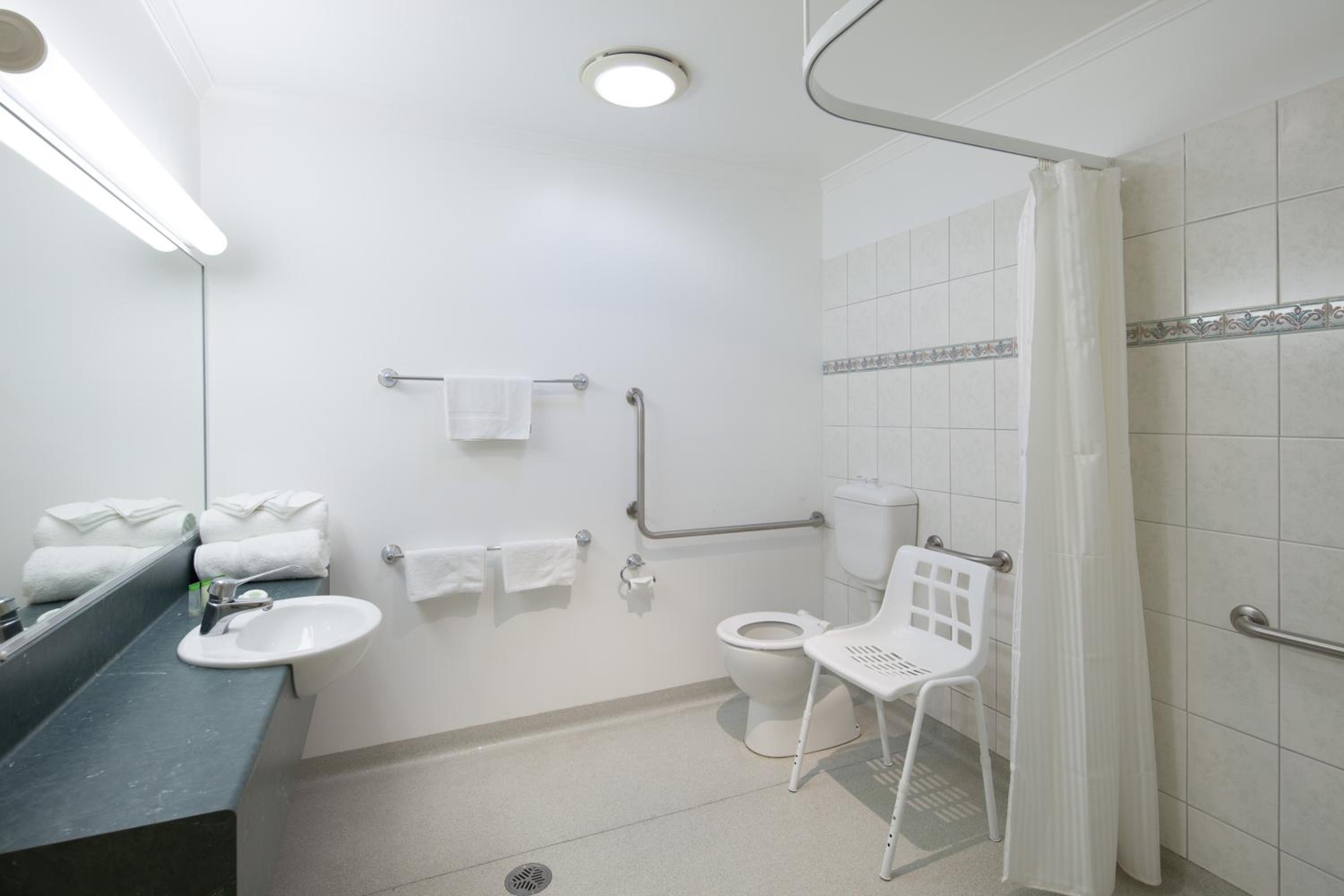 Wheelchair-Accessible Deluxe Room - Photo 3