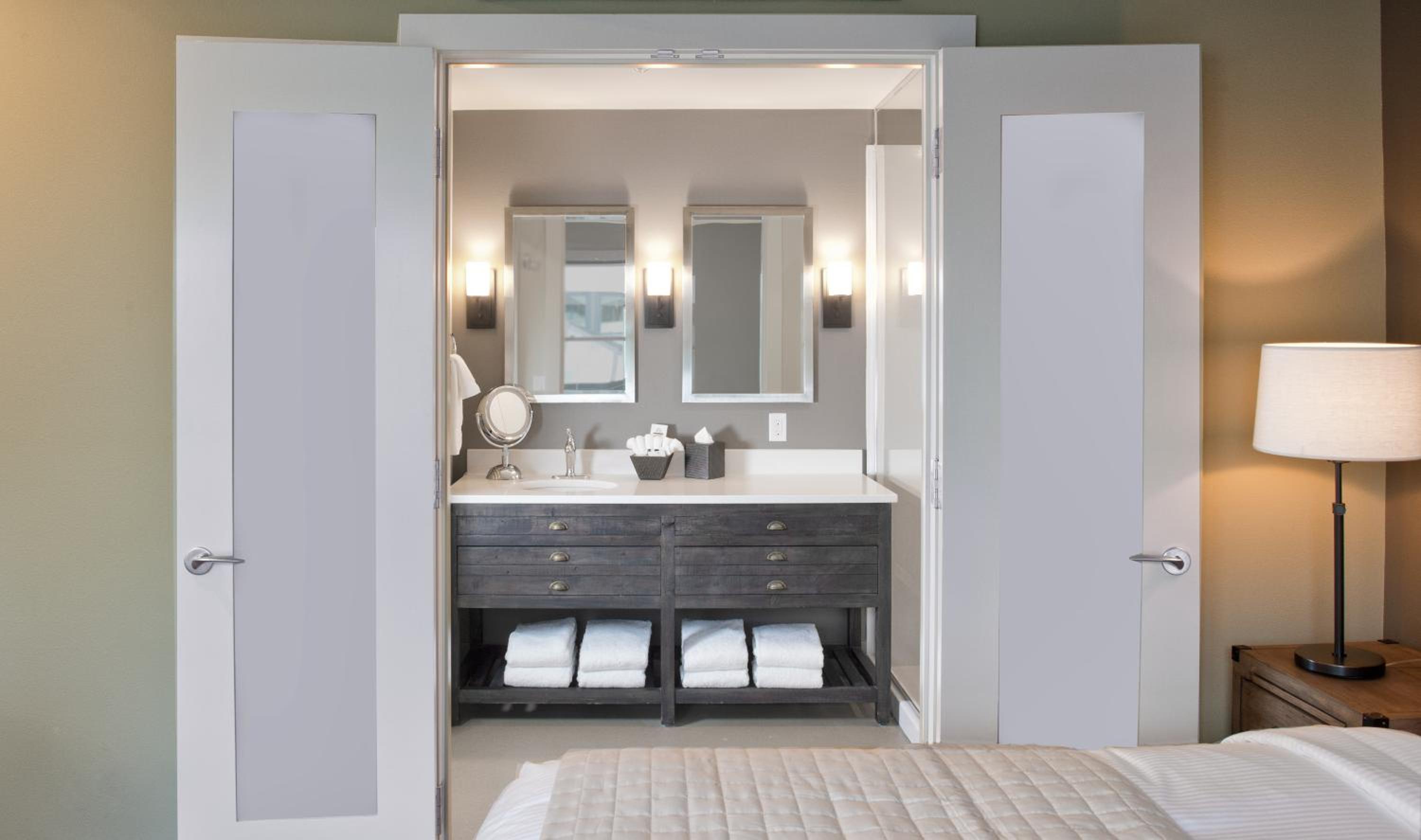 Deluxe King Suite photo 3