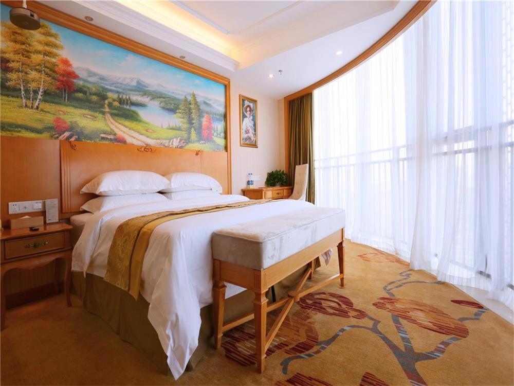 Deluxe King Room photo 1