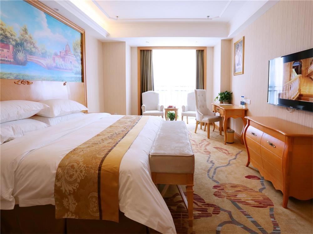 Deluxe King Room photo 3