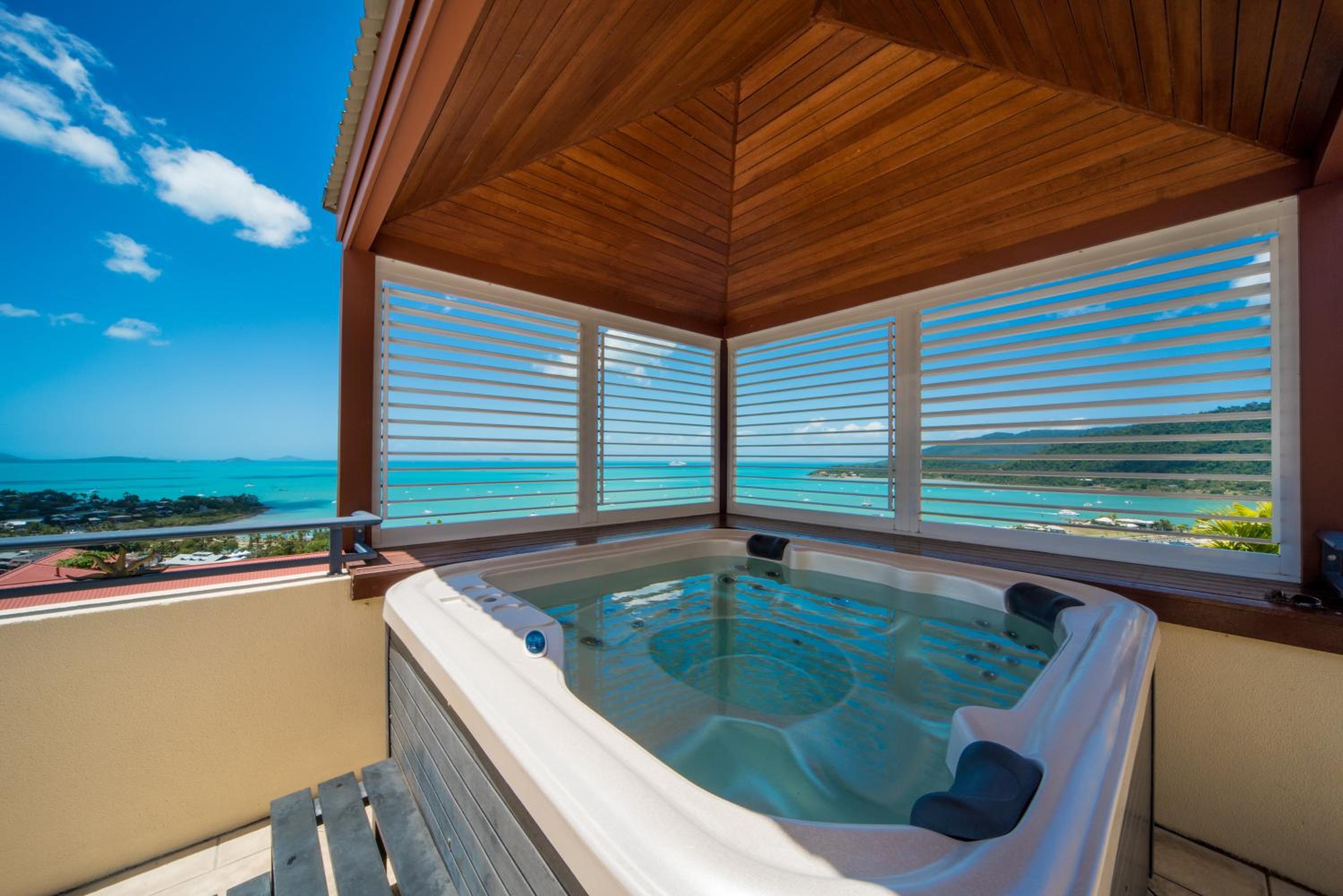 Deluxe One-Bedroom Sea View Apartment with Hot Tub  photo 3
