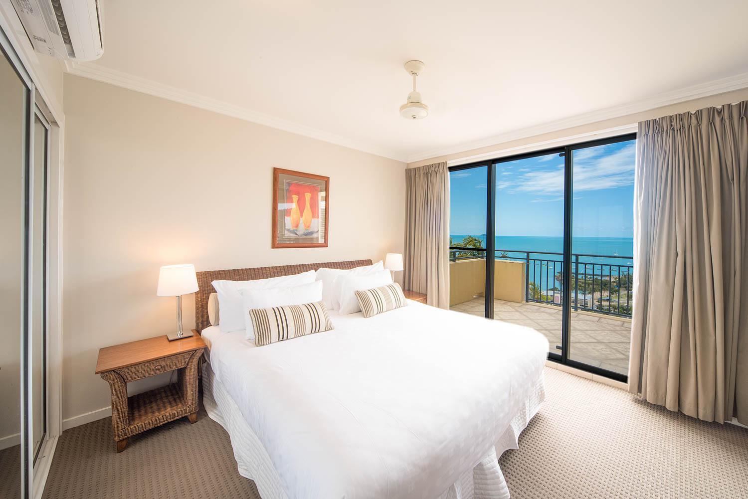 Deluxe One-Bedroom Sea View Apartment with Hot Tub  photo 2