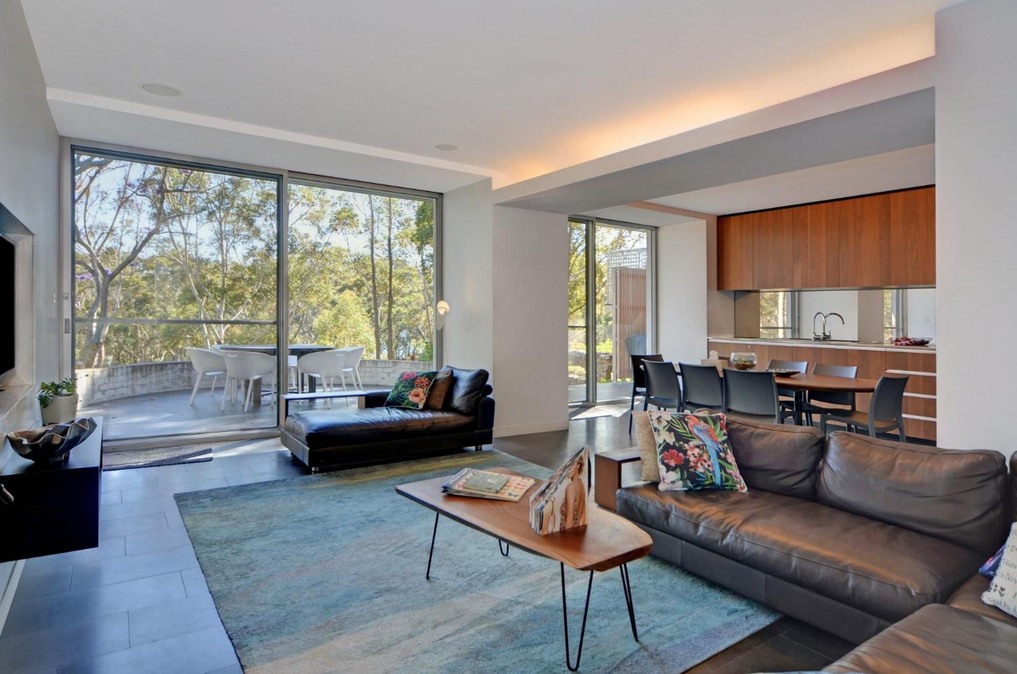 Five-Bedroom House photo 1