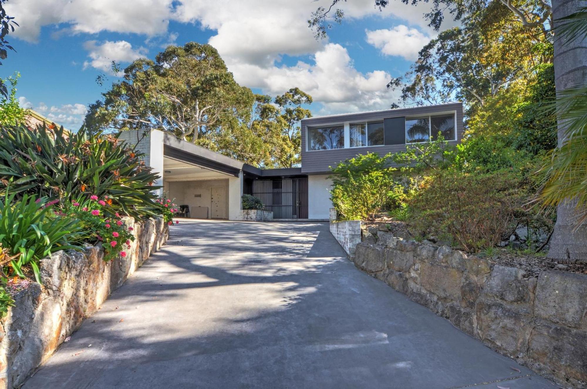 Five-Bedroom House photo 2