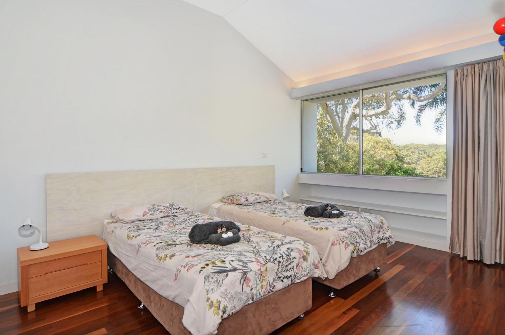 Five-Bedroom House photo 3