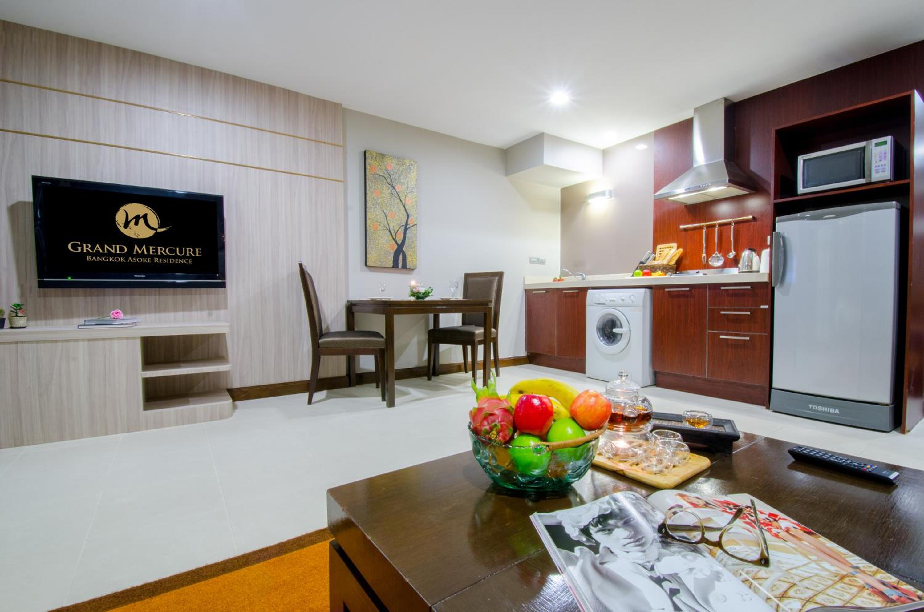 Grand Deluxe King Suite with Living Room and Balcony photo 3