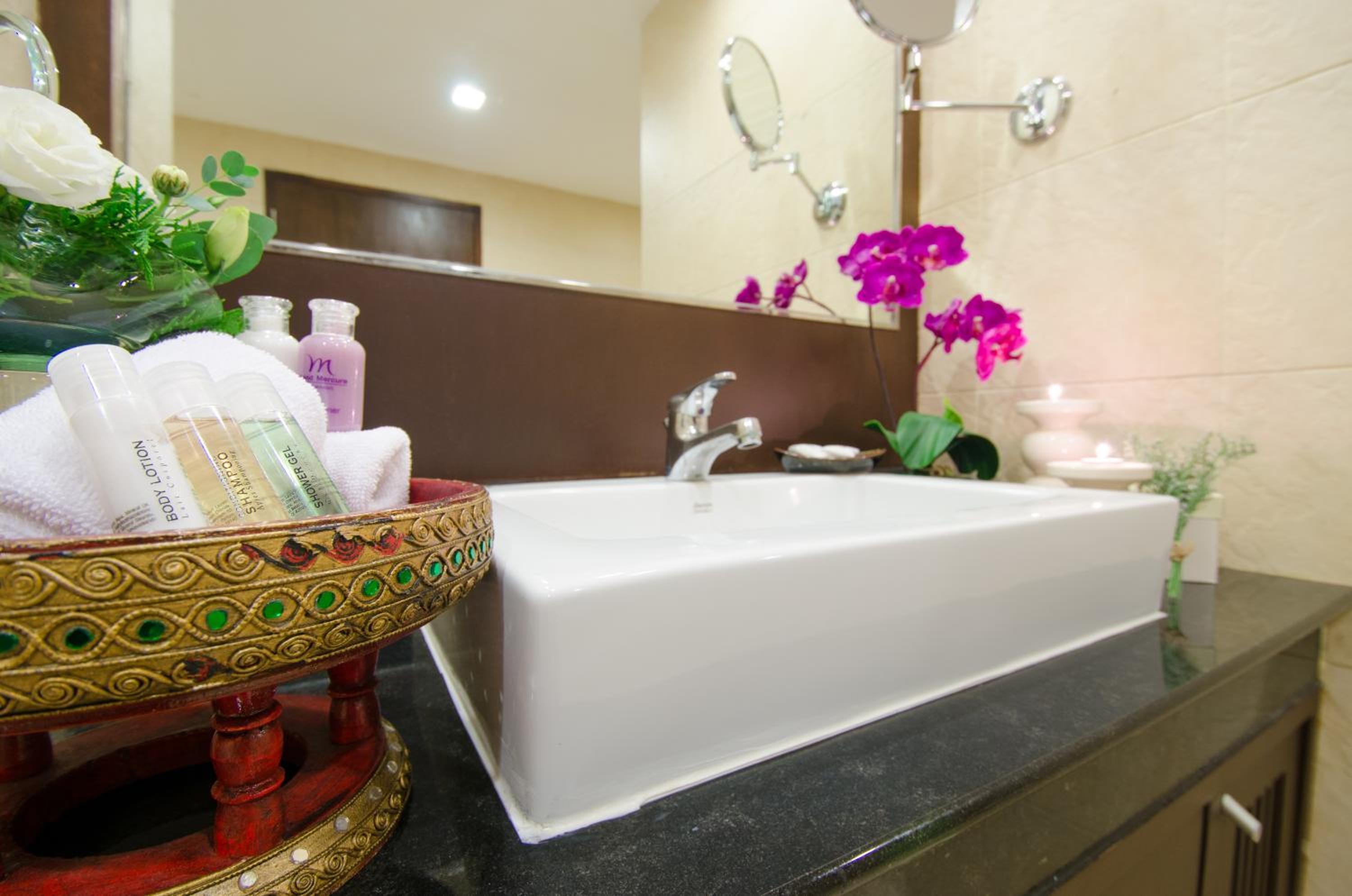 Grand Deluxe King Suite with Living Room and Balcony photo 3