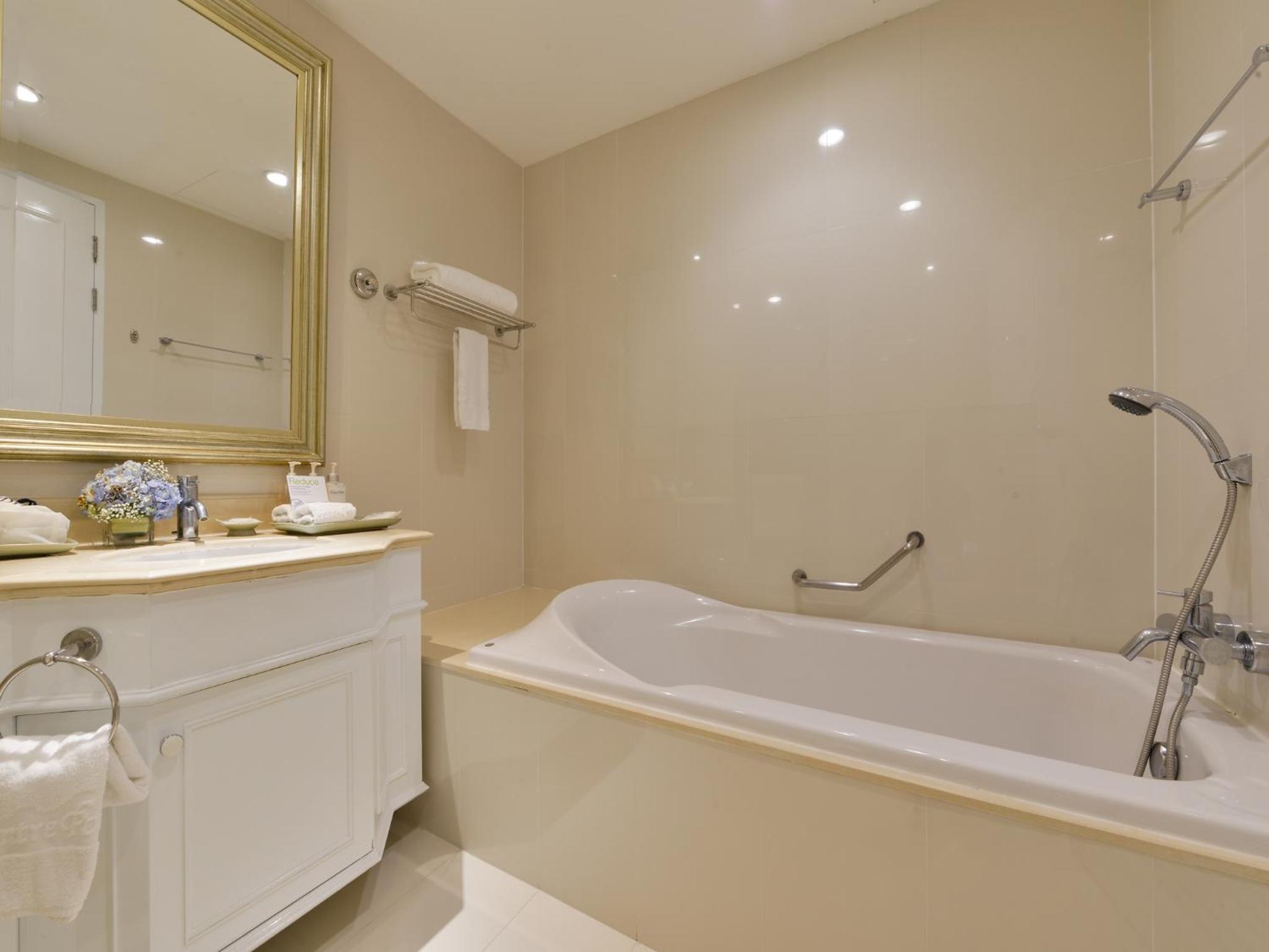 Deluxe Double or Twin Room with River View photo 2