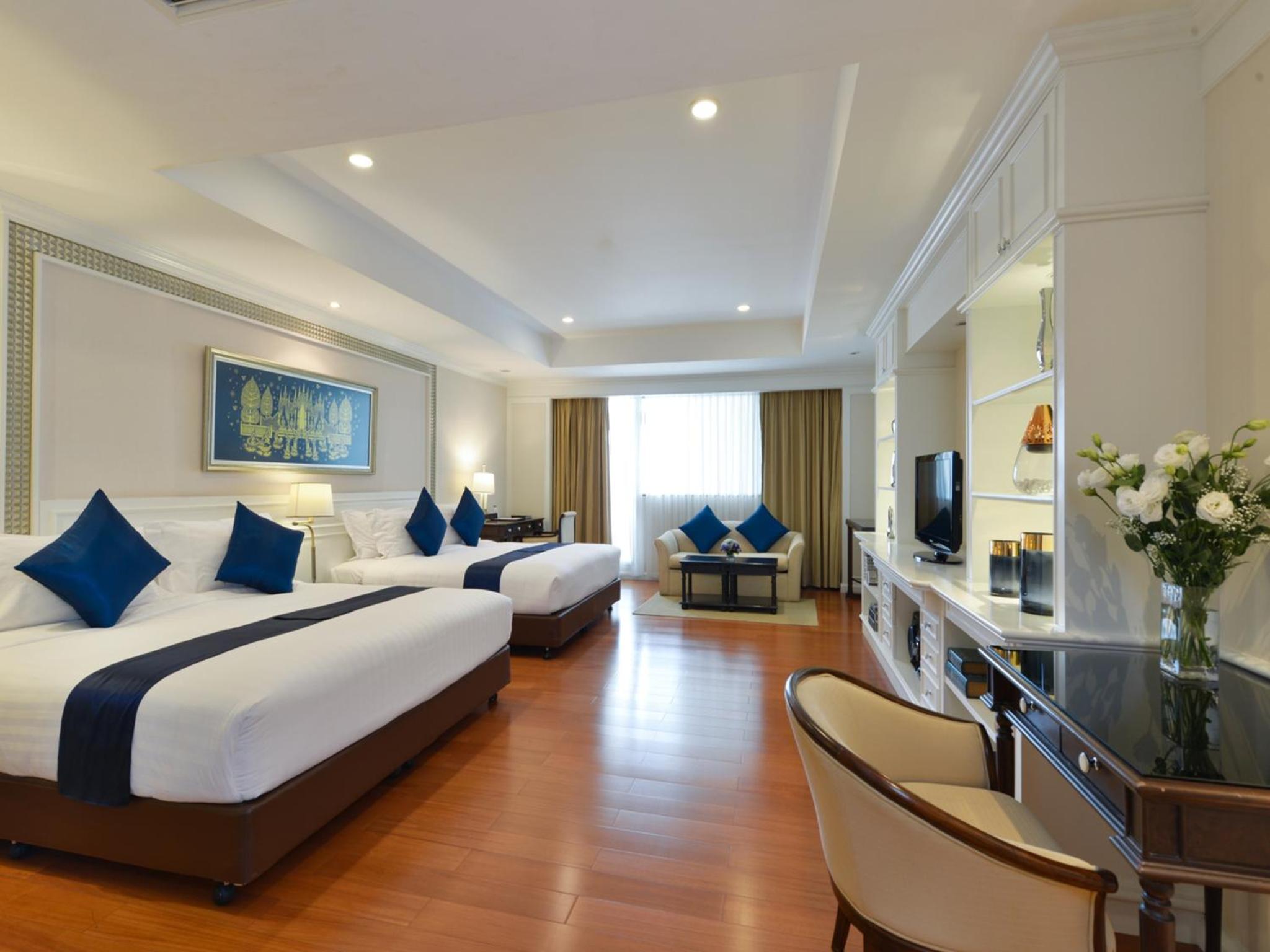 Family Room with River View photo 3
