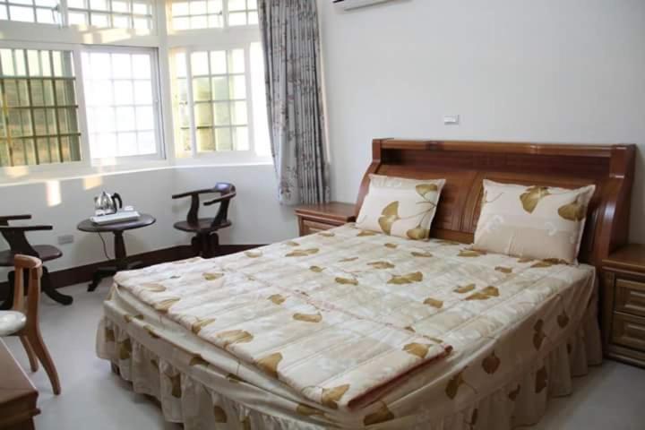 Queen Room photo 2
