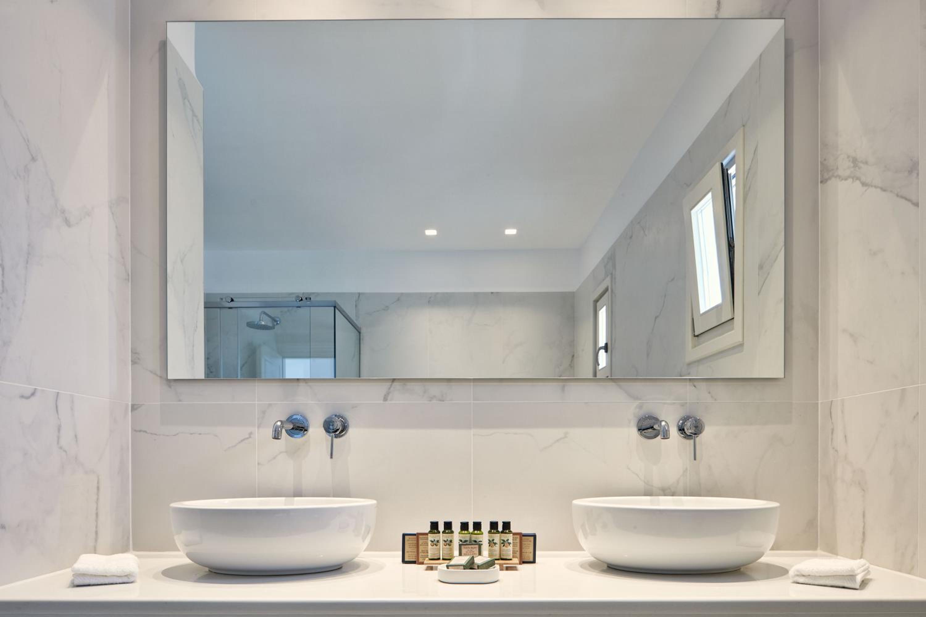 Grand Suite with Sea View and Outdoor Hot Tub - Photo 12
