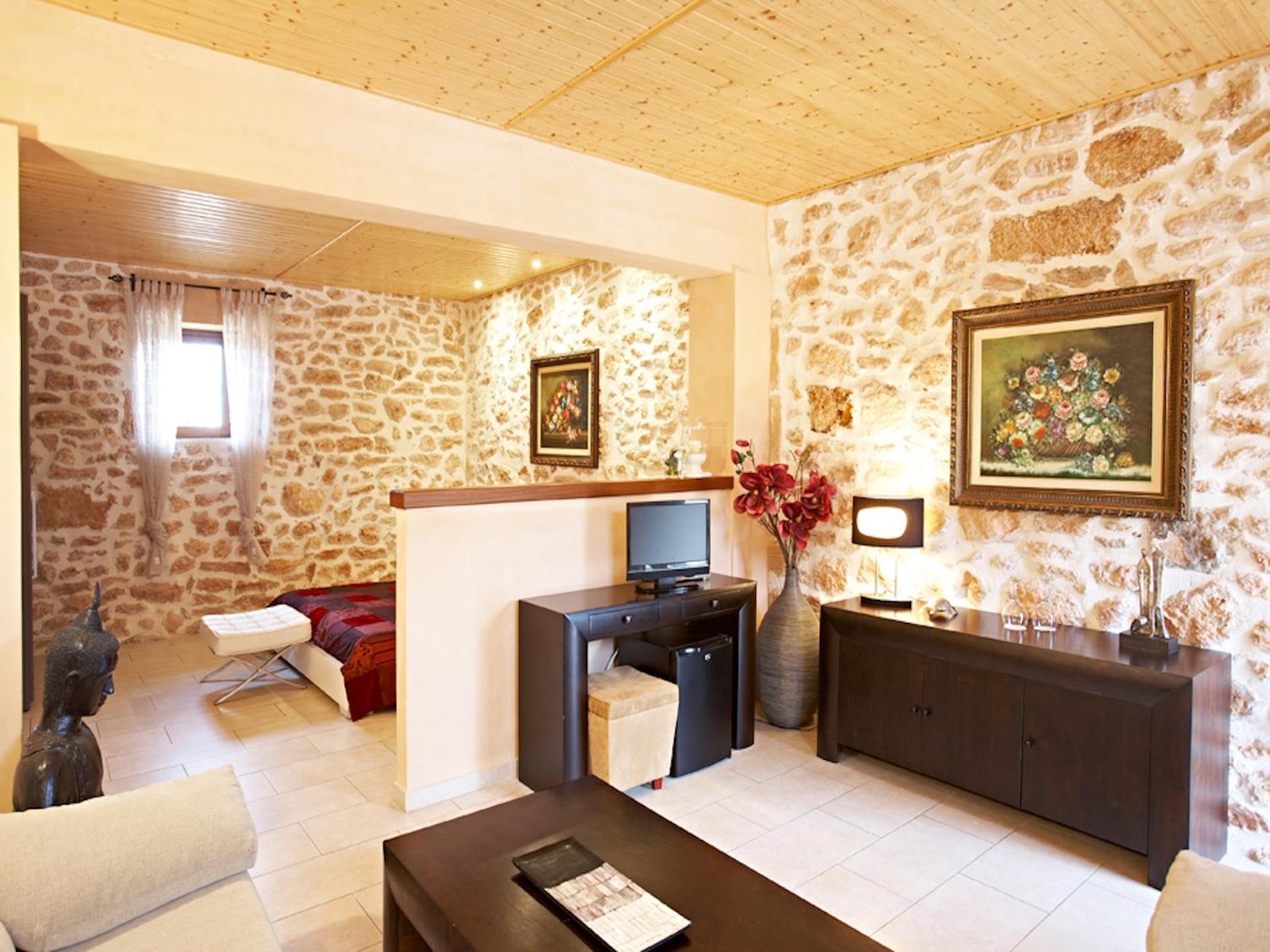Junior Suite (3 Adults + 1 Child) - Photo 2