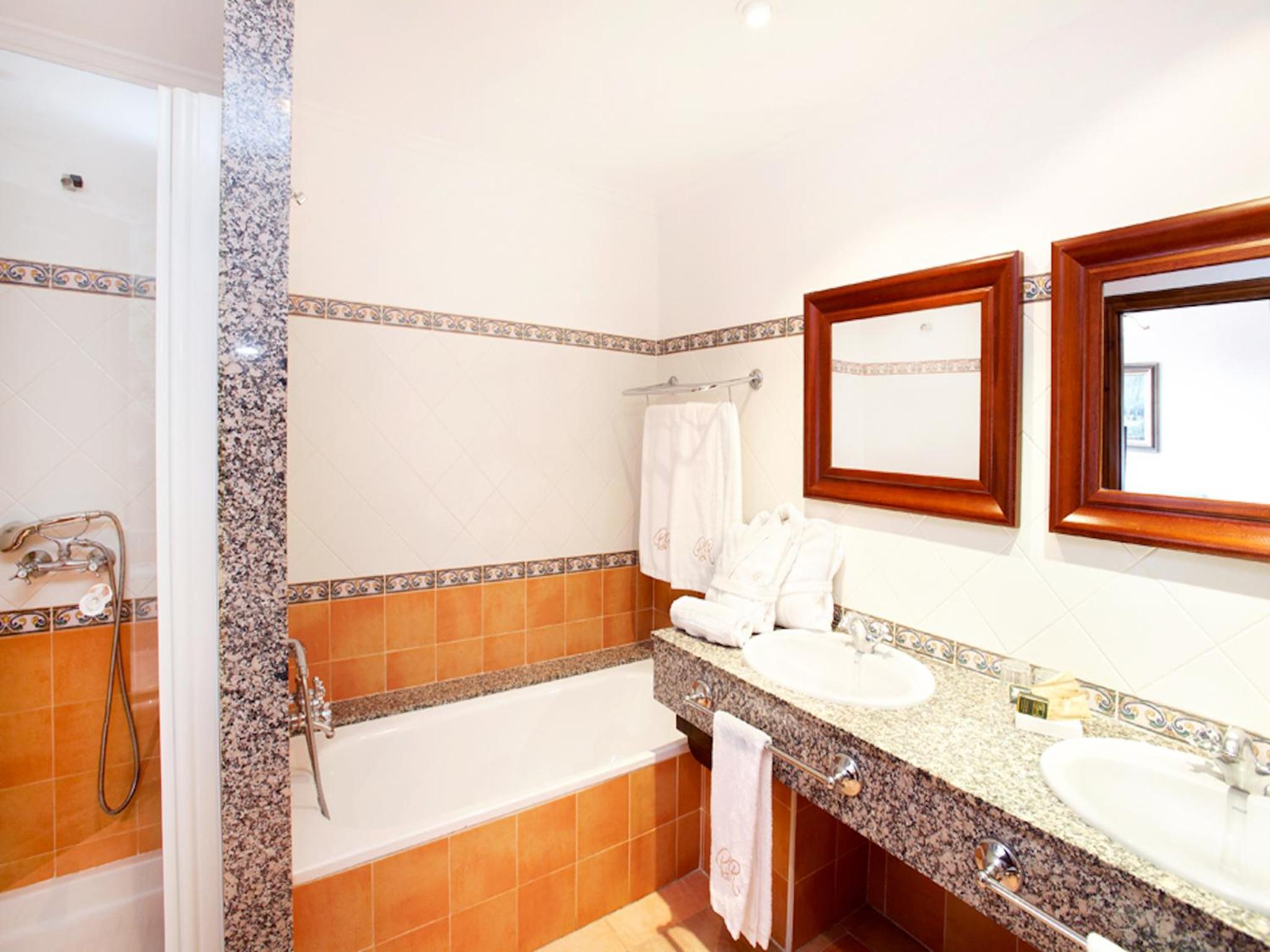 Junior Suite (3 Adults + 1 Child) - Photo 8