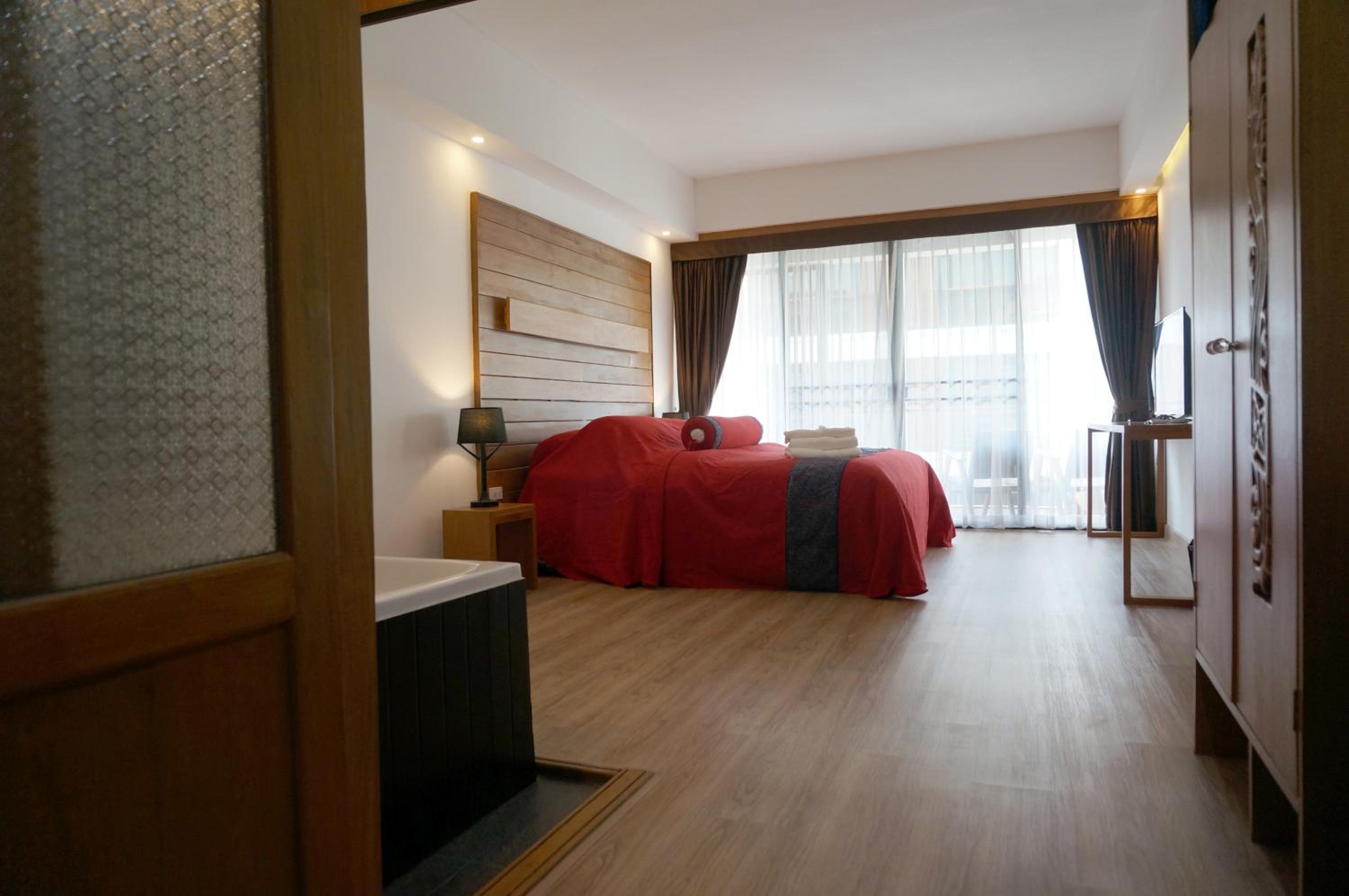 Double Room with Balcony - Photo 3