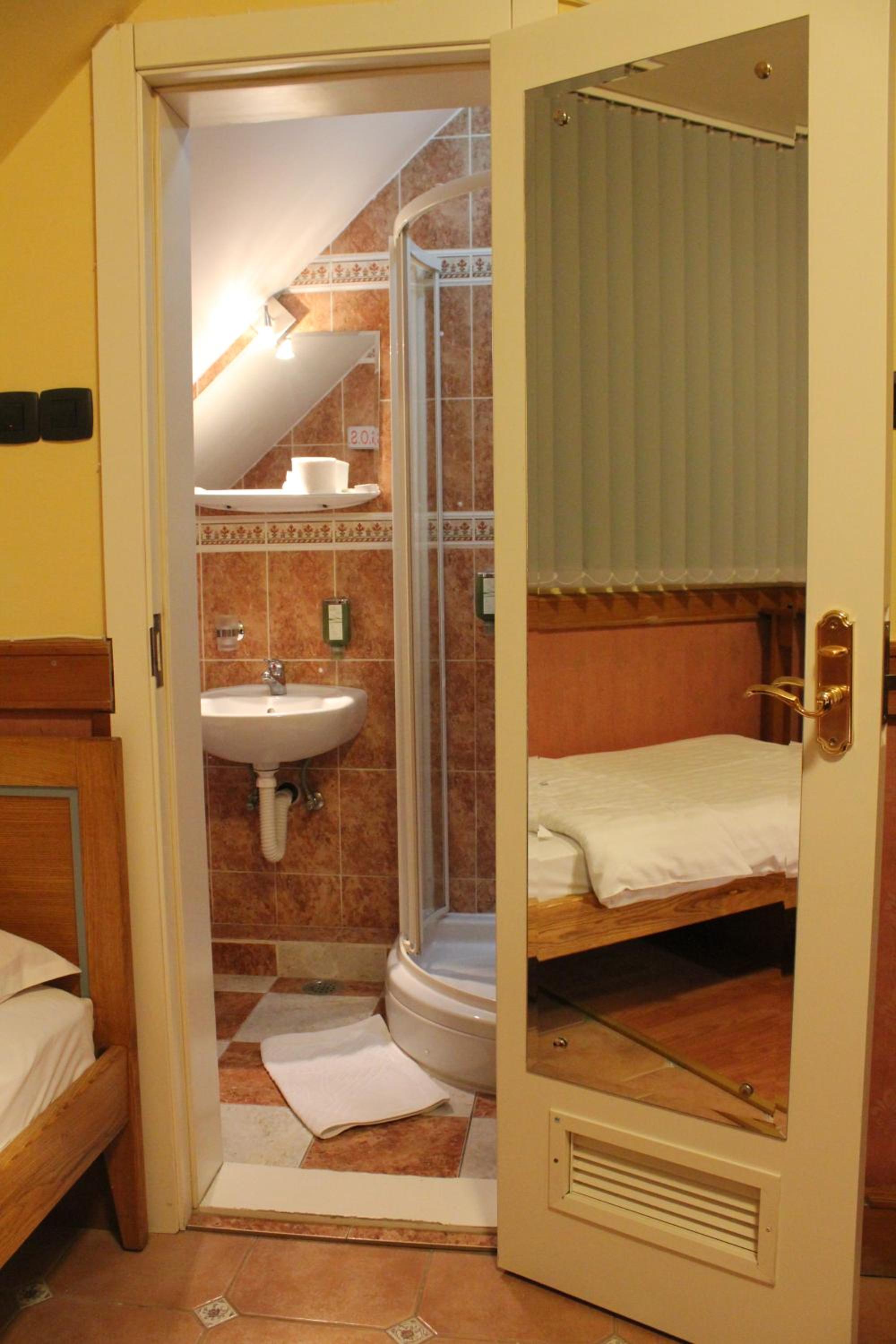 Economy Twin Room - Photo 2