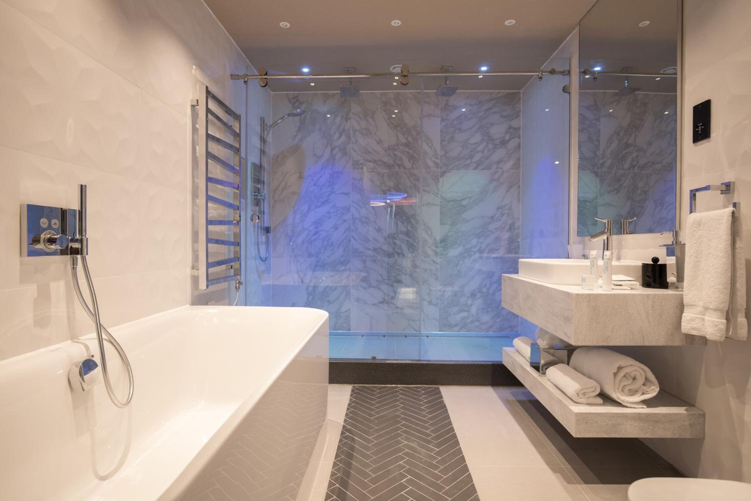 Signature Suite - Photo 5