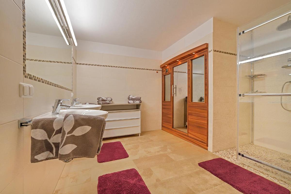 Apartment with Balcony photo 2