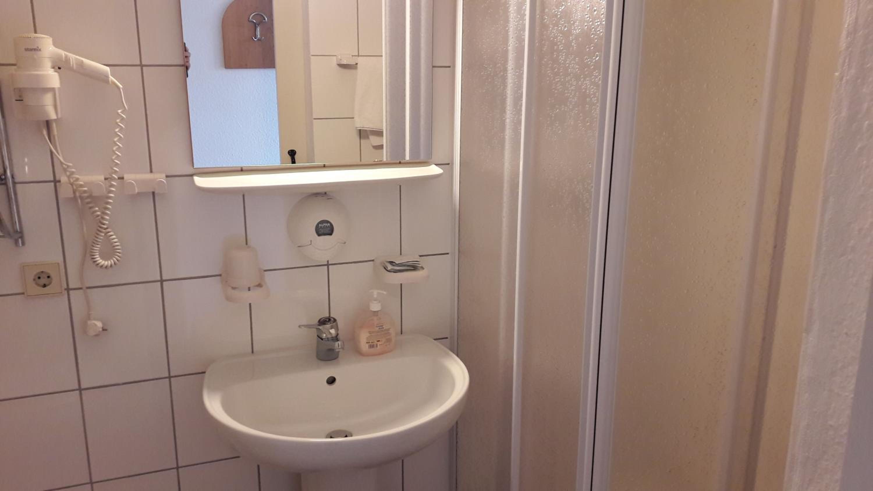 Double or Twin Room - Photo 3