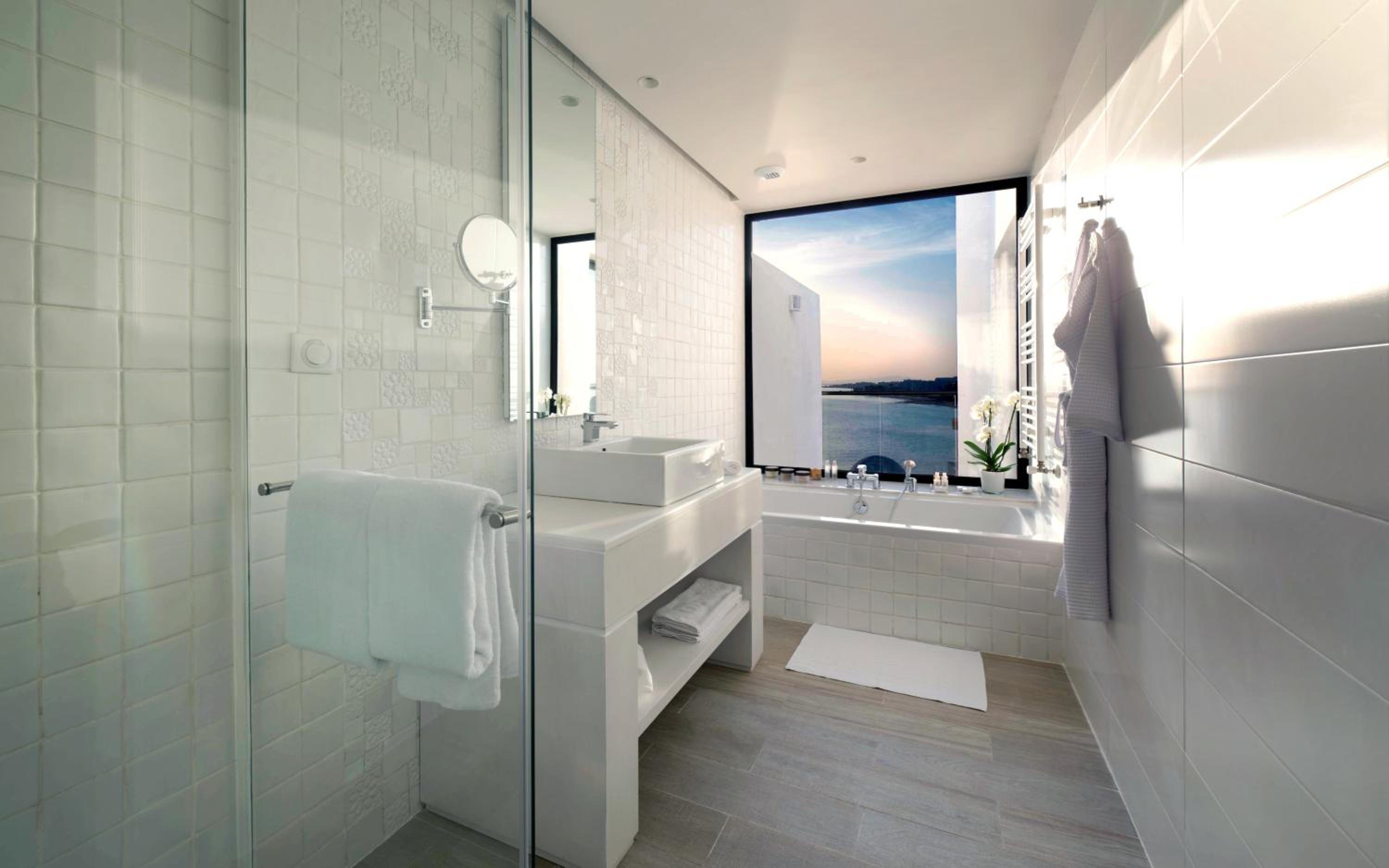 Deluxe Twin or Double Suite with Partial Sea View photo 3