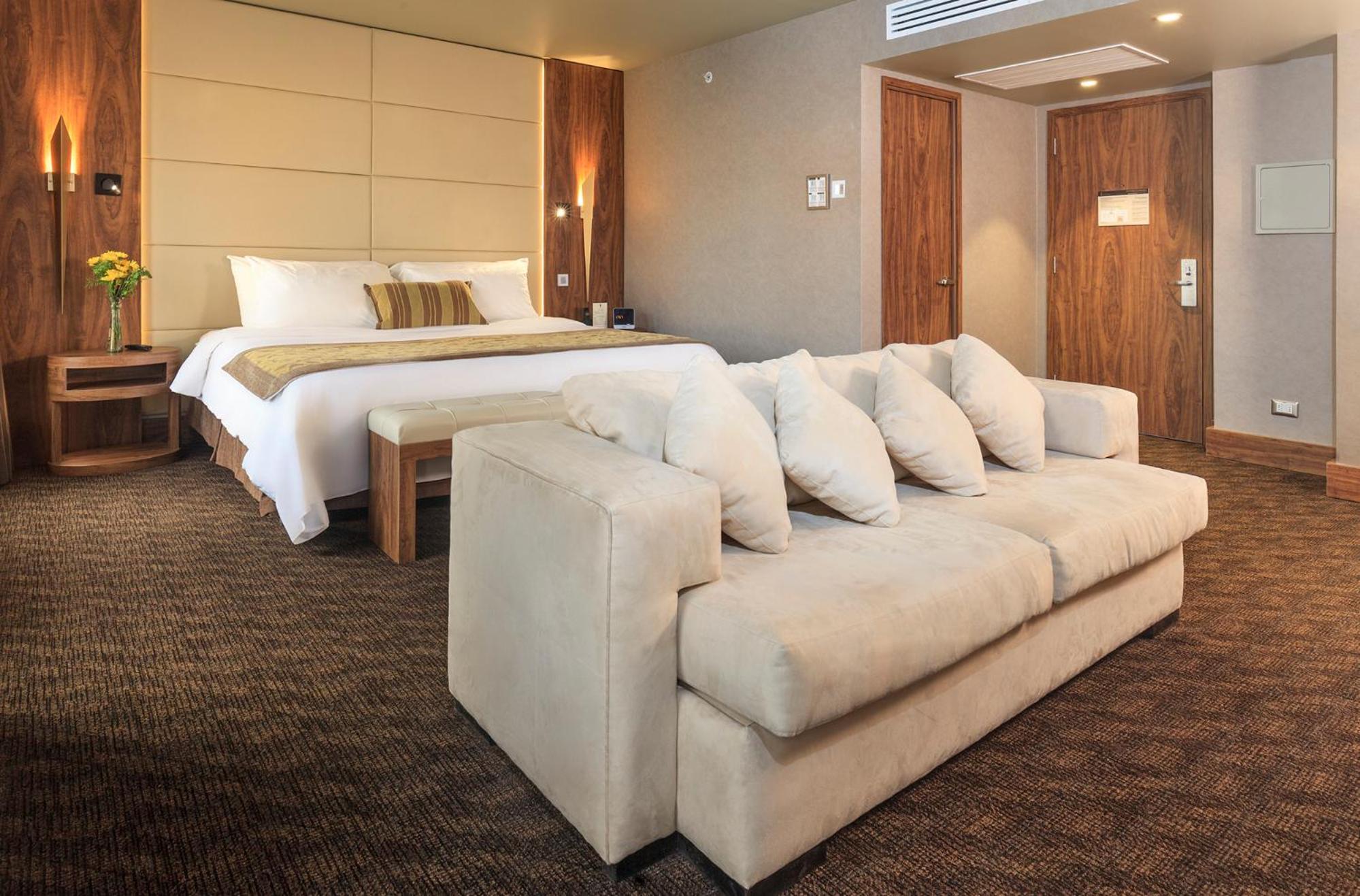 Deluxe King Room - Photo 2