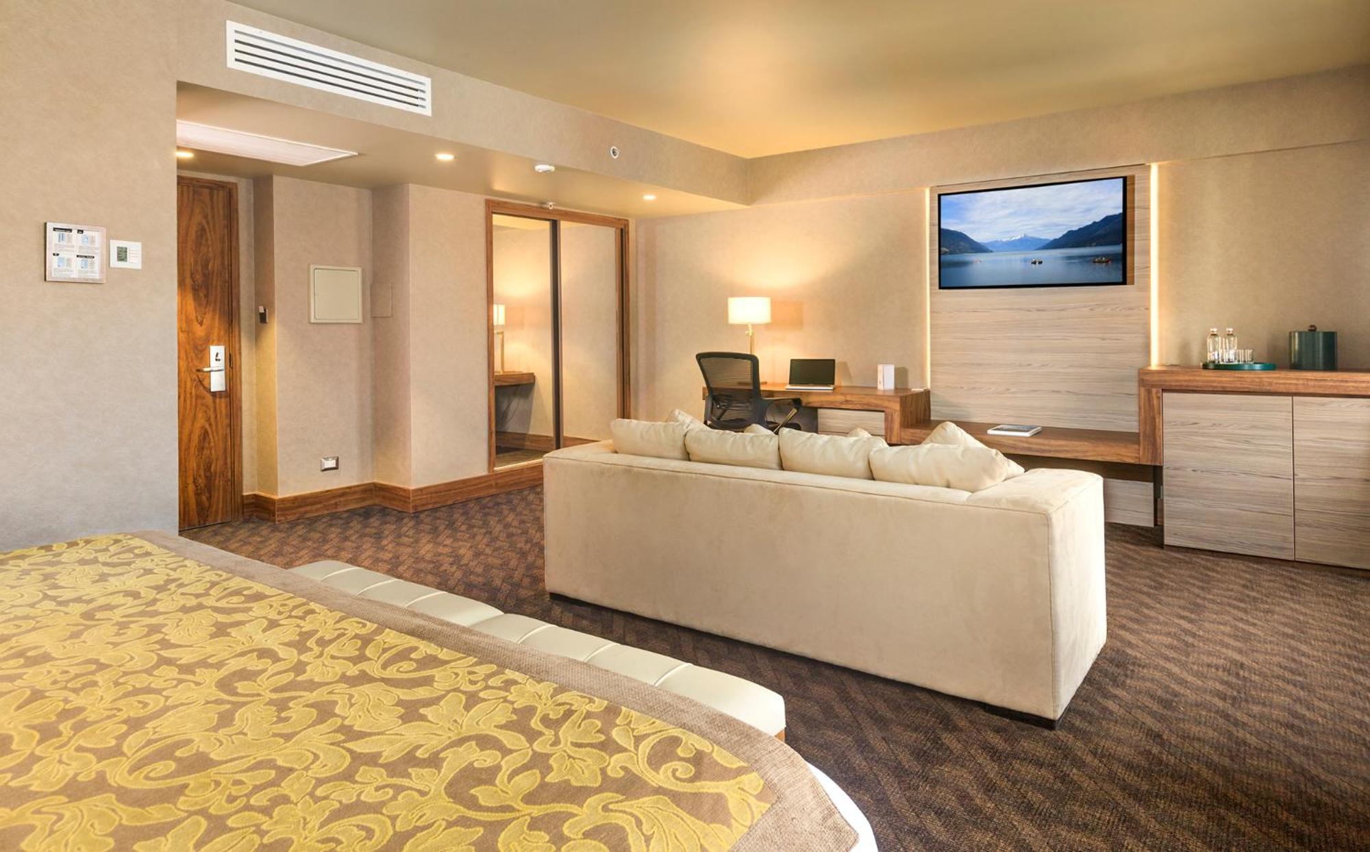 Deluxe King Room - Photo 5