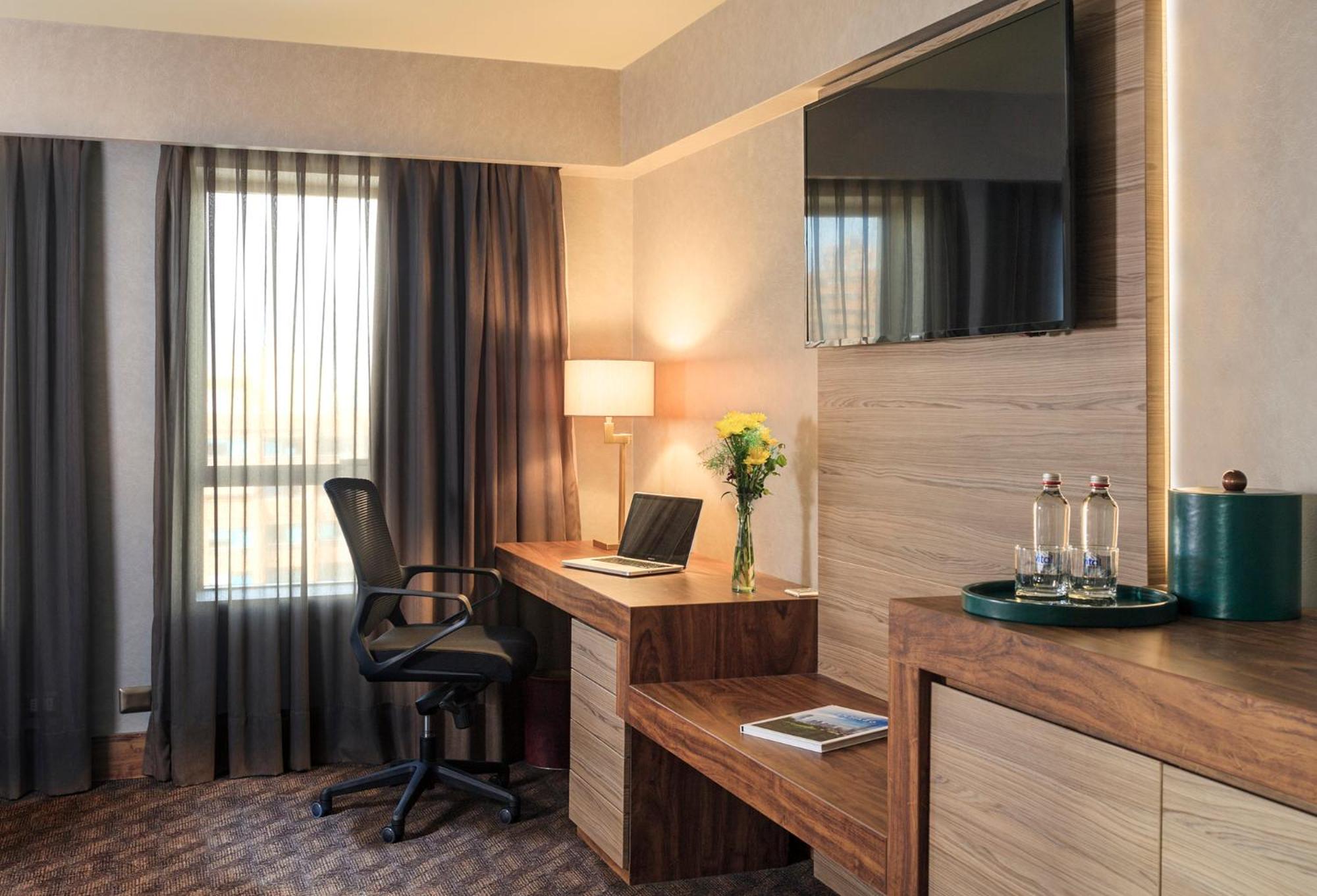 Standard King Room - Photo 5