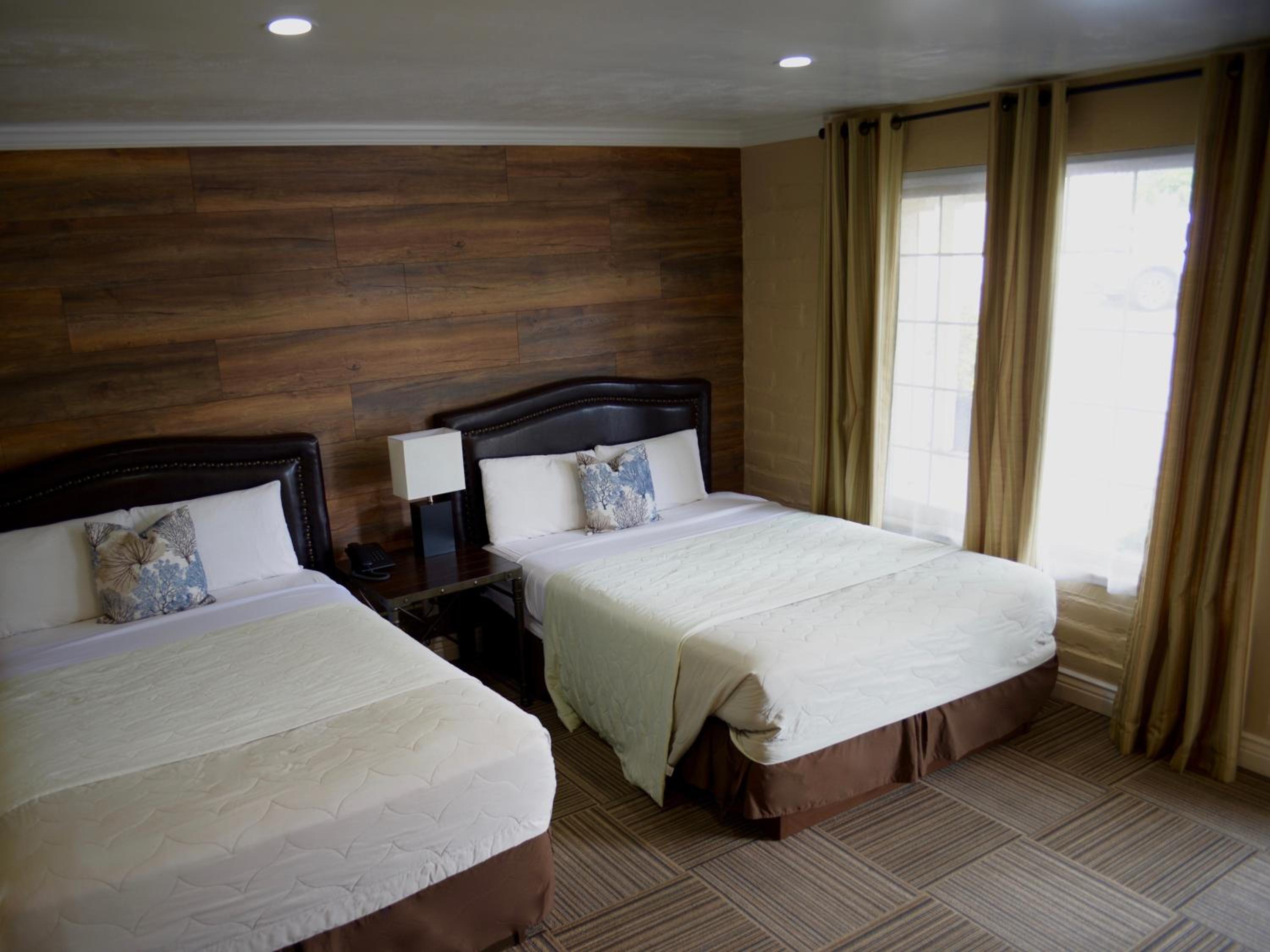 Queen Room with Two Queen Beds - Pet-friendly - Photo 2