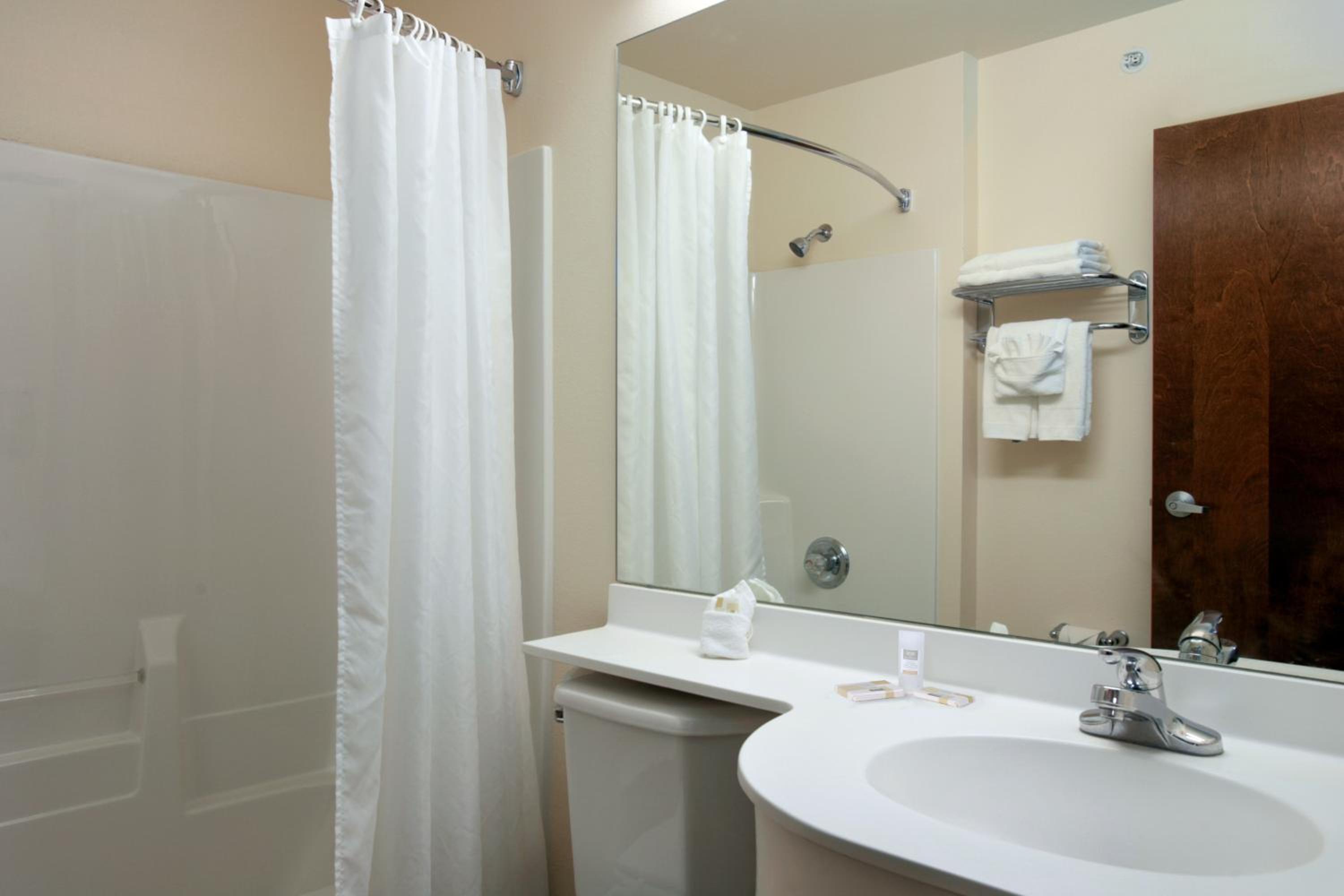 Queen Studio Suite - Non-Smoking - Photo 4