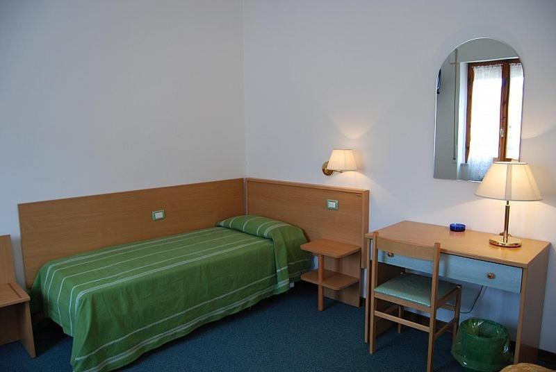 Standard Triple Room with Balcony - Photo 2