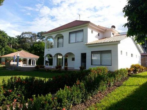 Four-Bedroom House photo 3