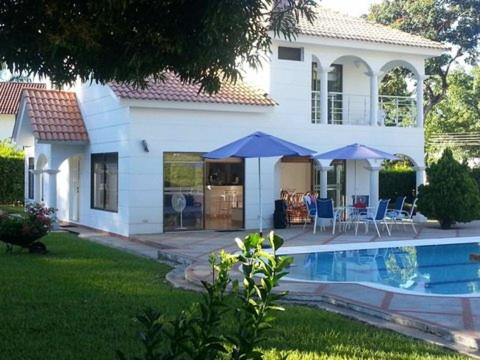 Four-Bedroom House photo 2