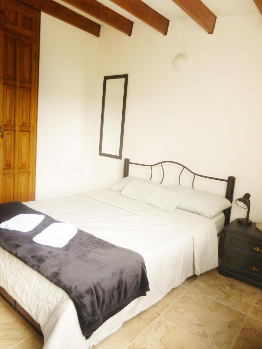 Queen Room with Private Bathroom photo 2