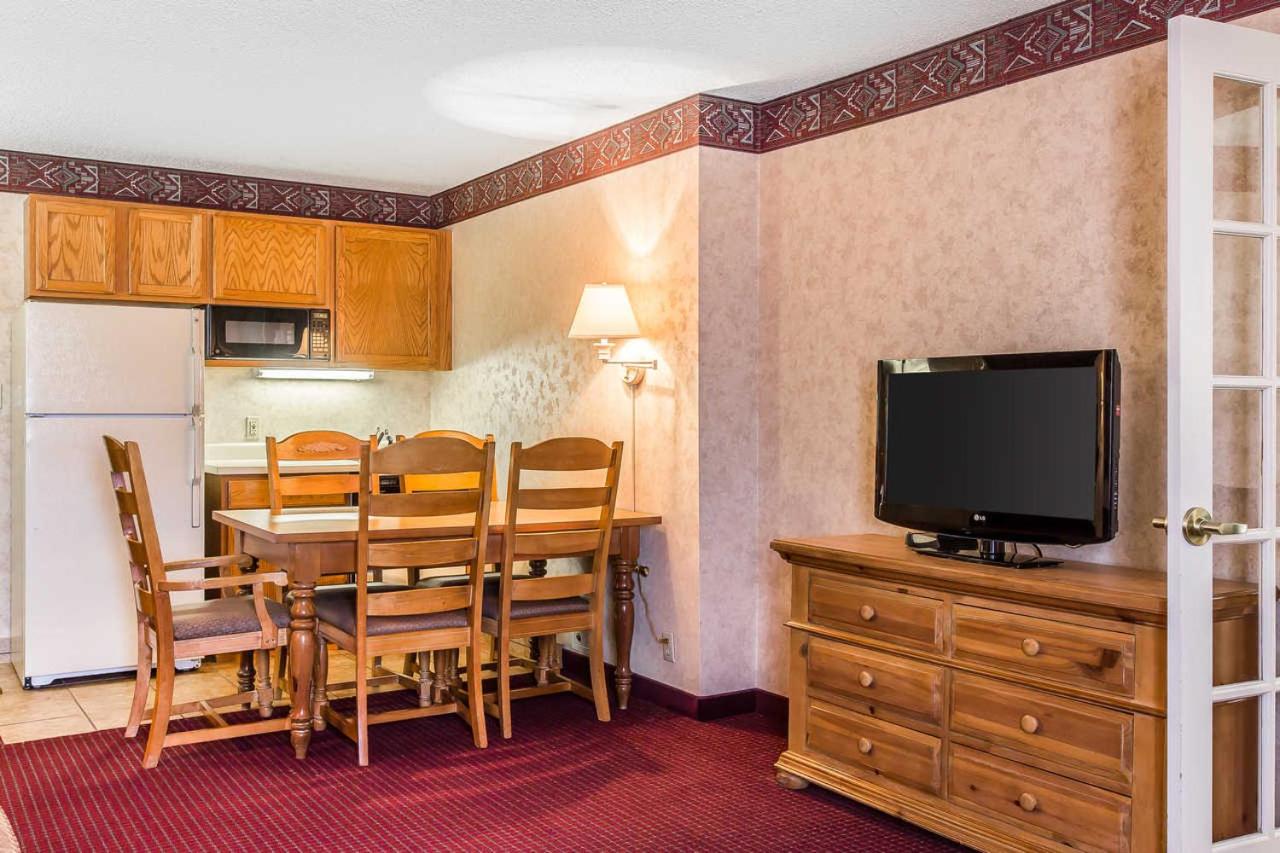Double Suite with Two Double Beds - Non-Smoking - Photo 2