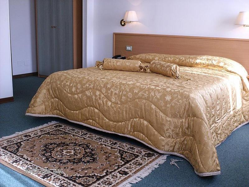 Standard Double Room with Balcony - Photo 4