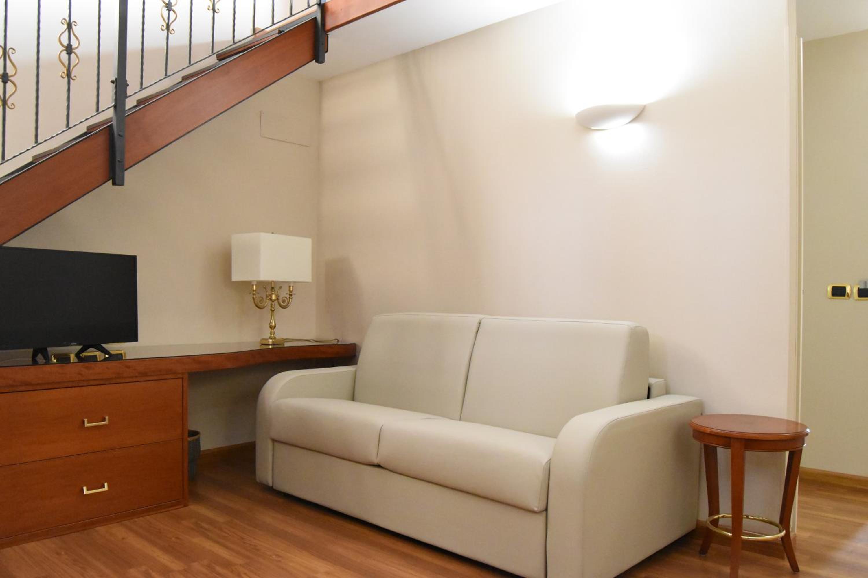 Suite - Photo 9