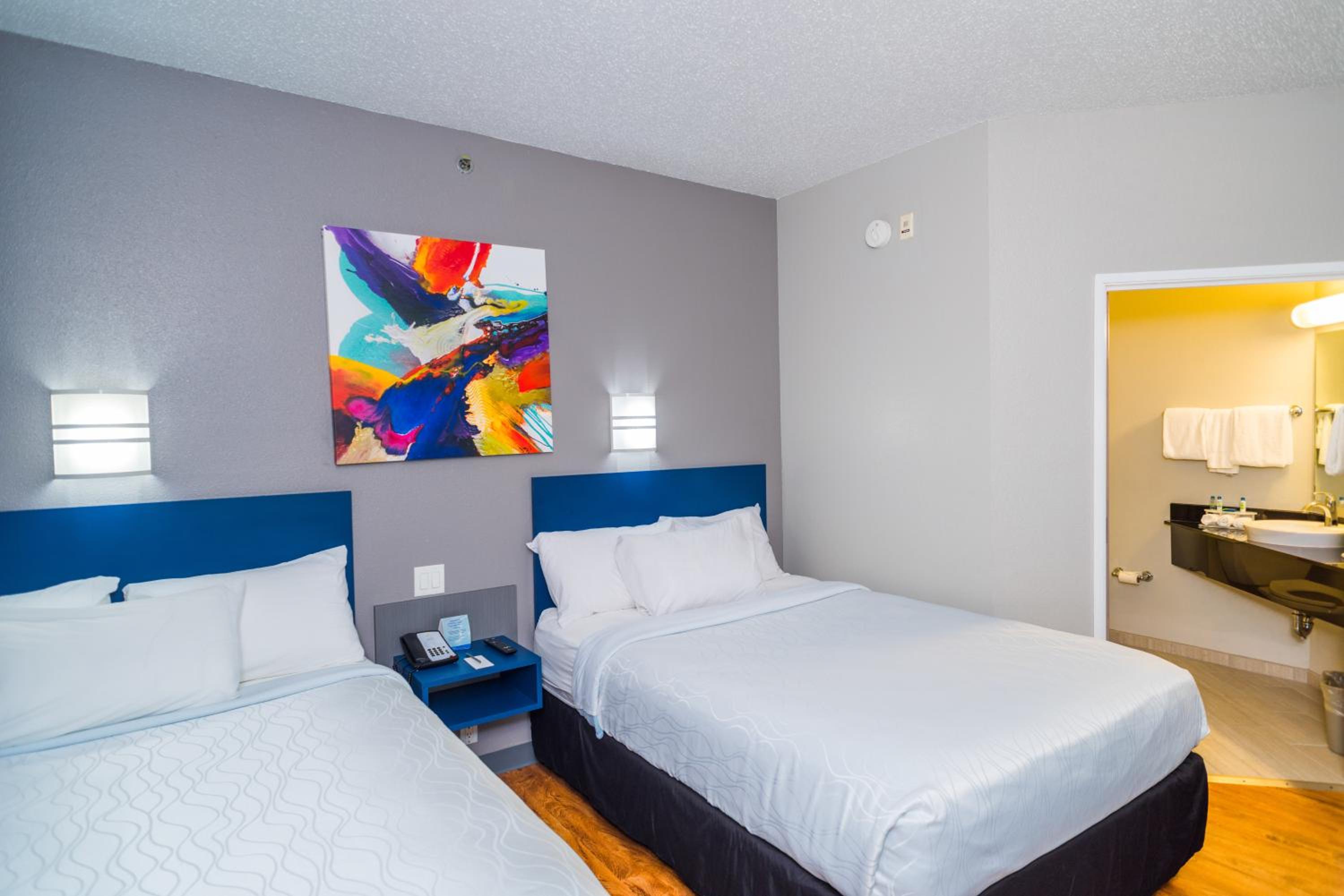 Standard Queen Room with Two Queen Beds - Non Smoking  - Photo 4