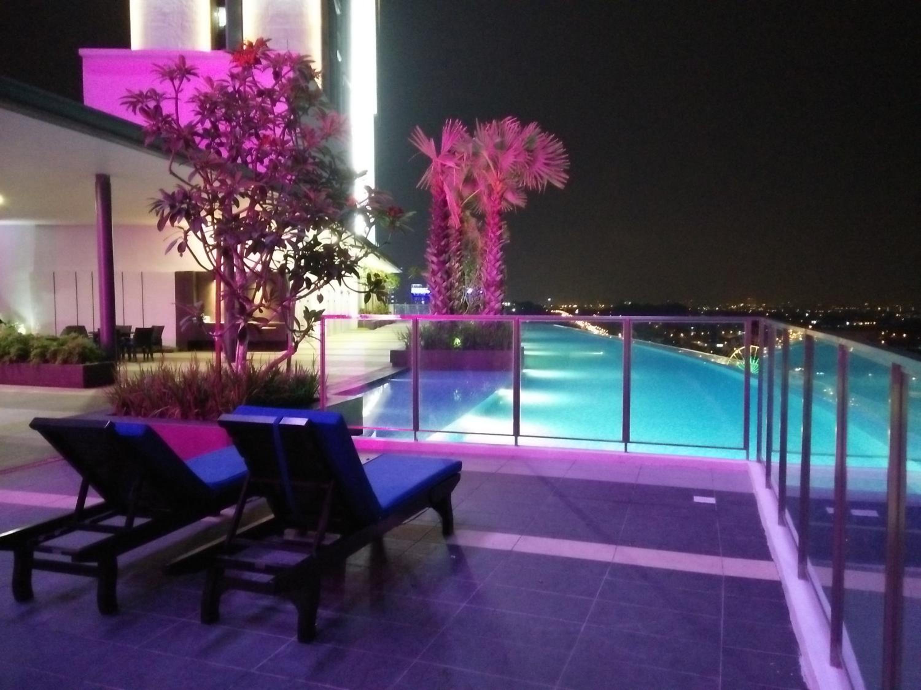 Deluxe Two-Bedroom Apartment with Theme Park View photo 1